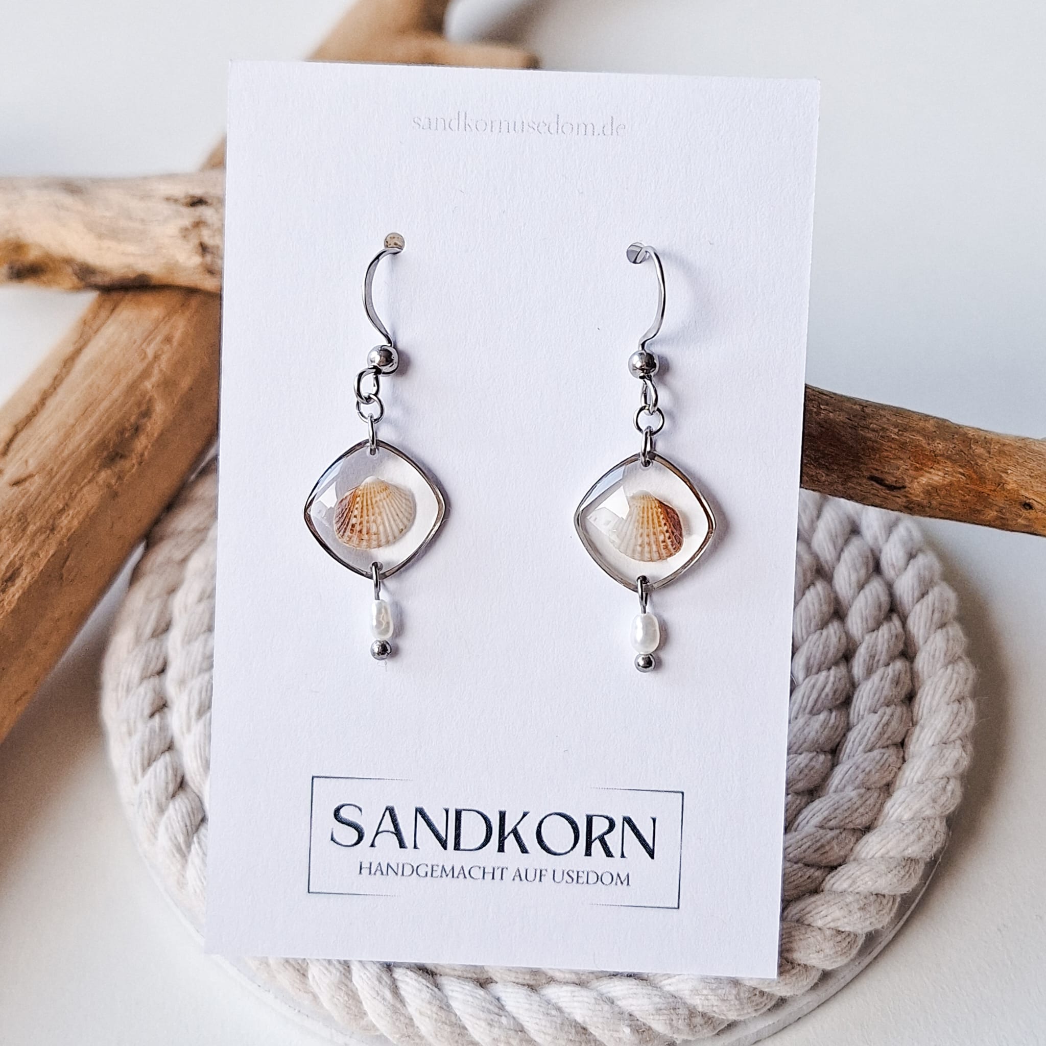 Ohrringe mit Herzmuscheln und Süßwasserperlen - SANDKORN Usedom 