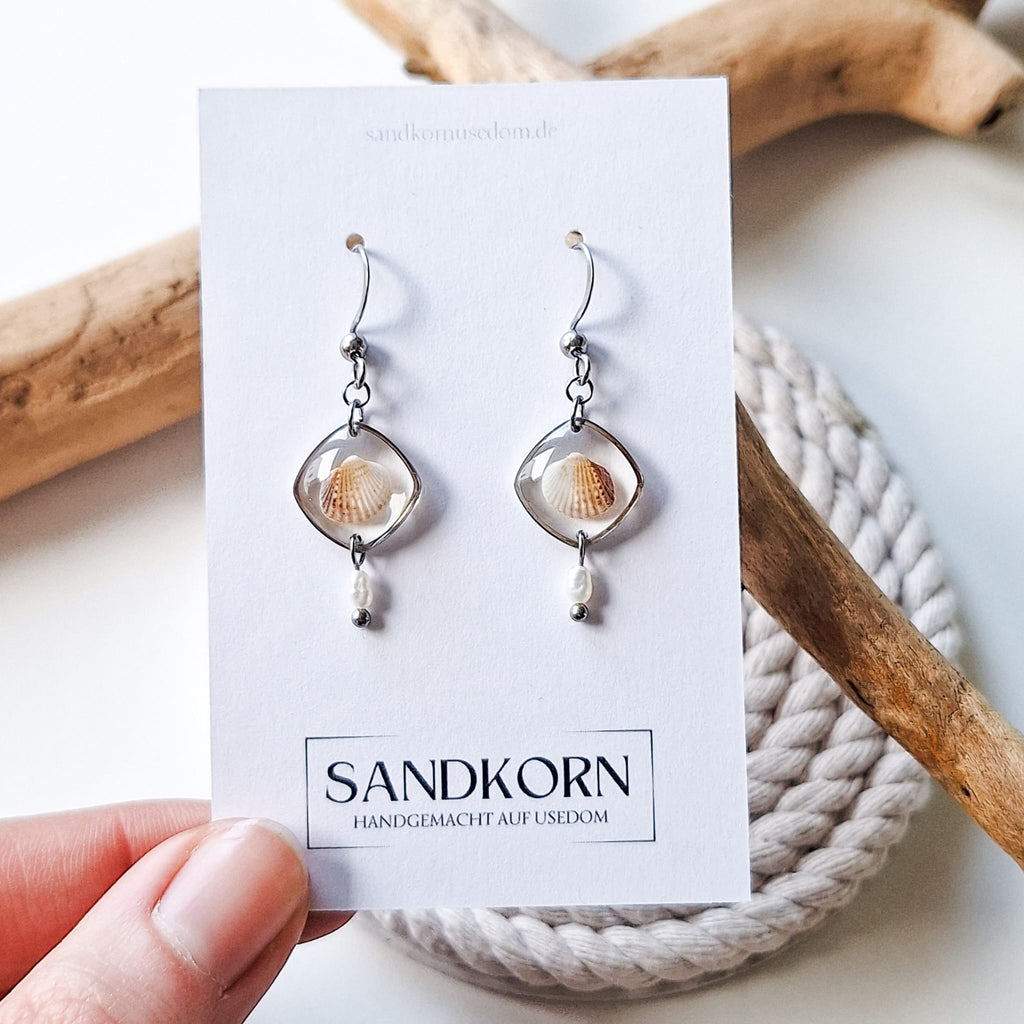 Ohrringe mit Herzmuscheln und Süßwasserperlen - SANDKORN Usedom 
