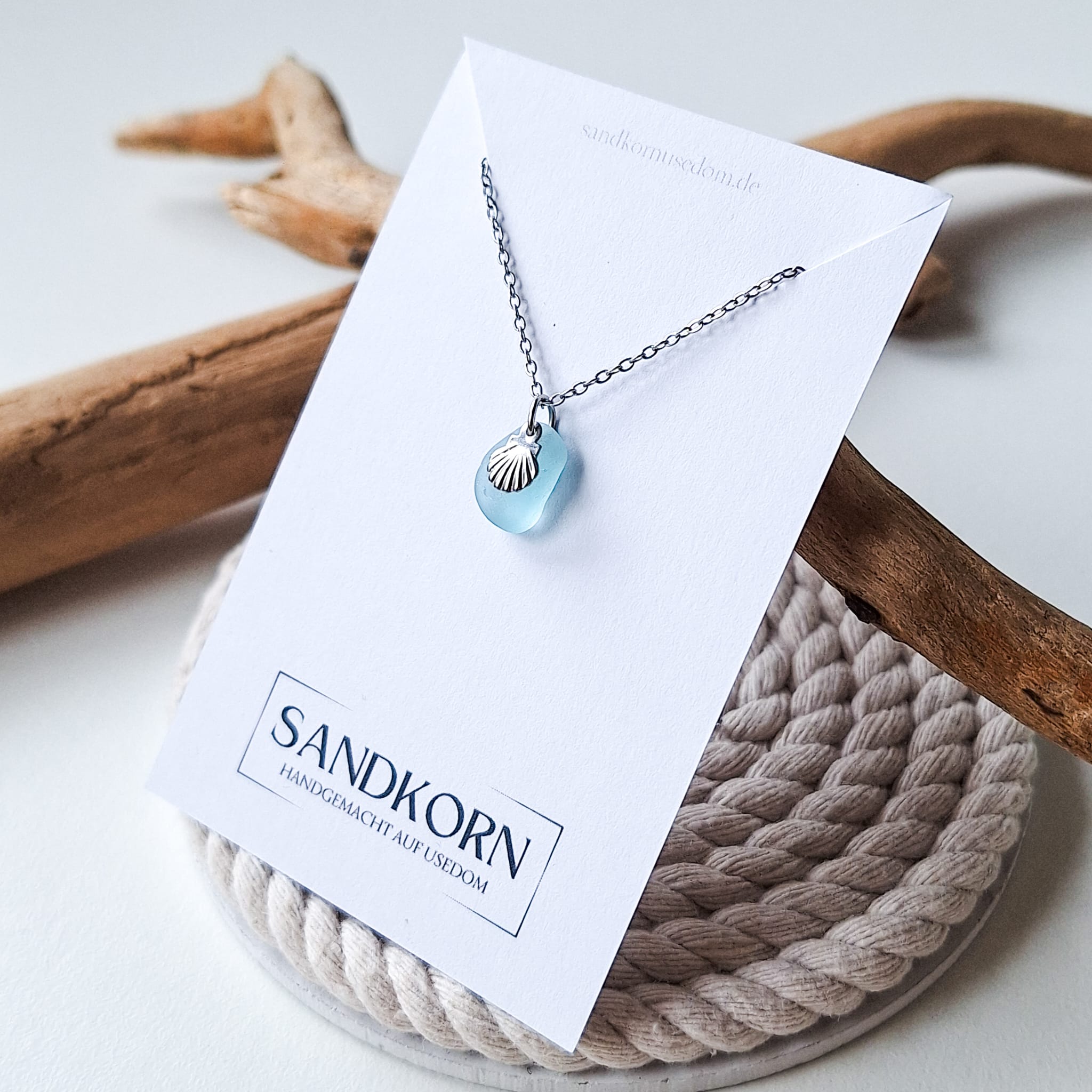 Seeglas-Halskette mit Muschel - Aqua - SANDKORN Usedom 