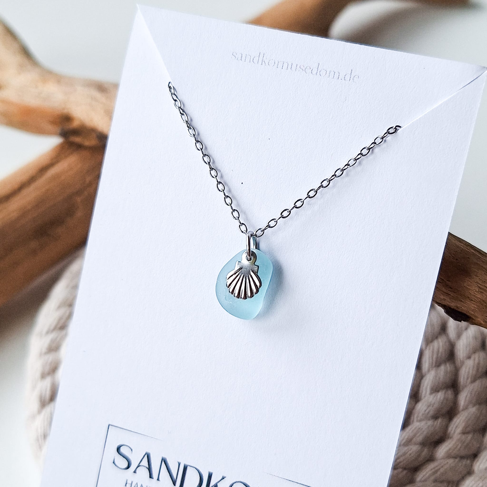 Seeglas-Halskette mit Muschel - Aqua - SANDKORN Usedom 