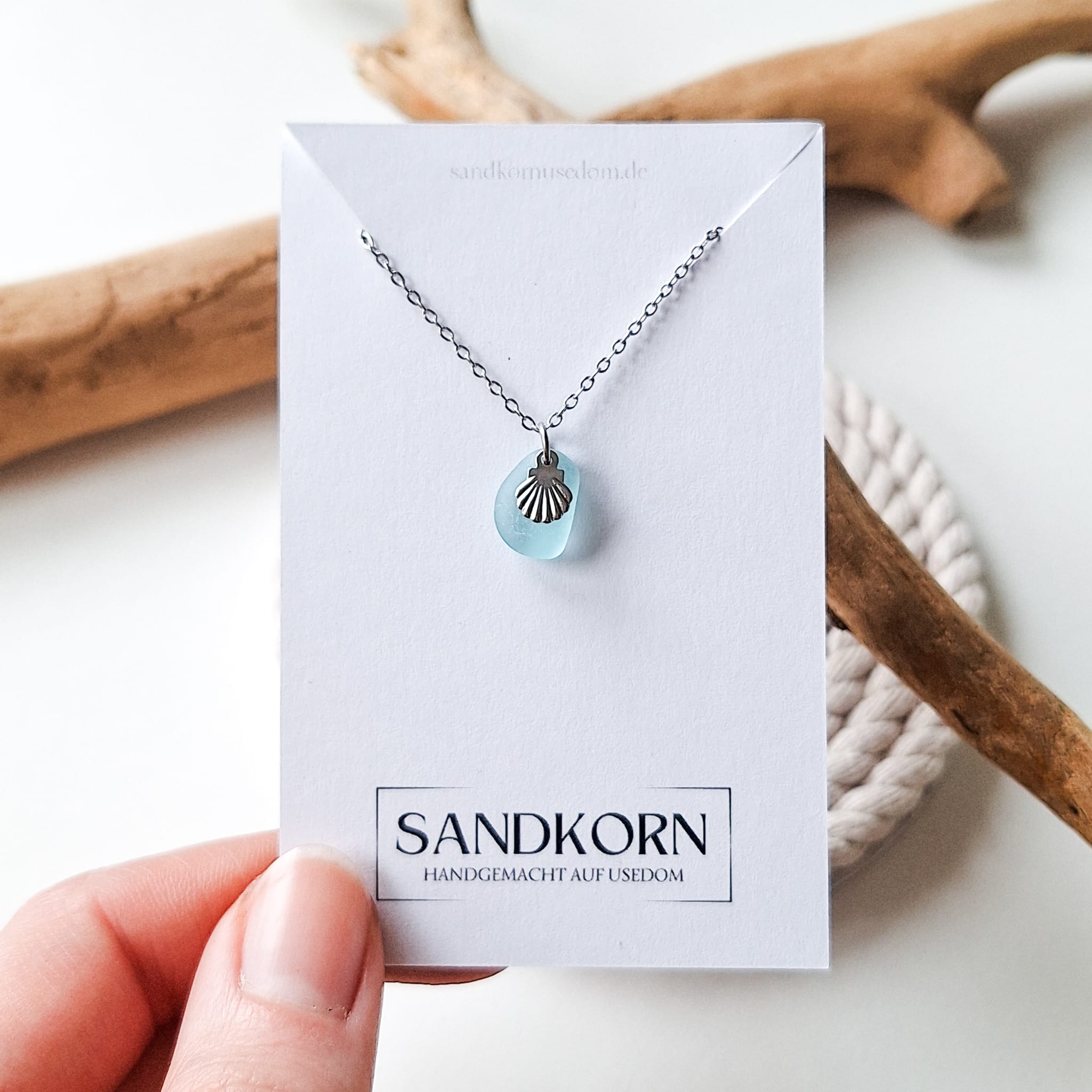 Seeglas-Halskette mit Muschel - Aqua - SANDKORN Usedom 