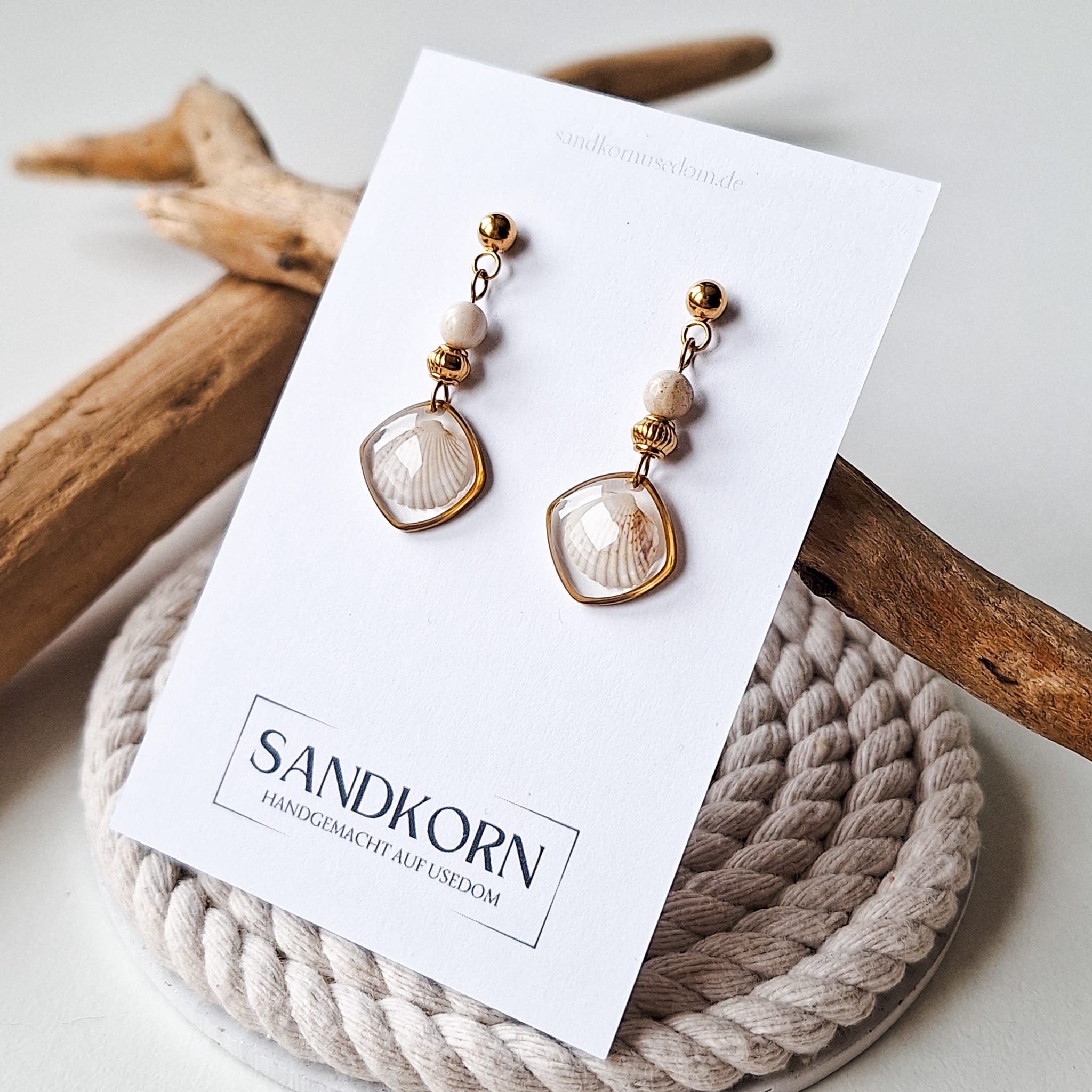 Ohrringe mit Herzmuscheln und fossilen Perlen