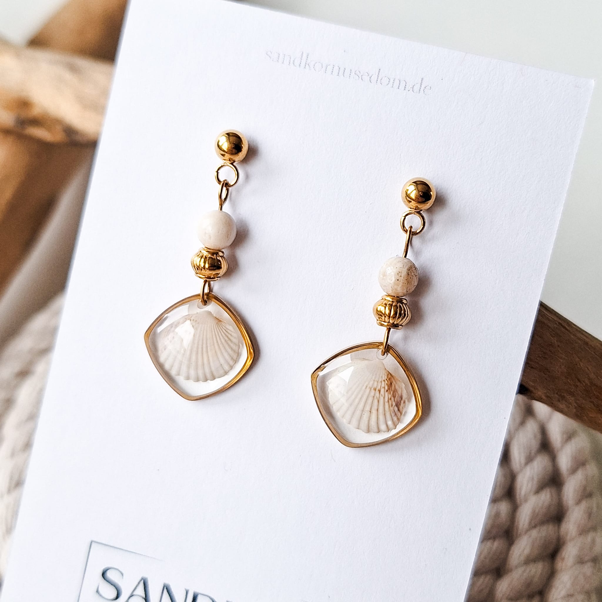 Ohrringe mit Herzmuscheln und fossilen Perlen