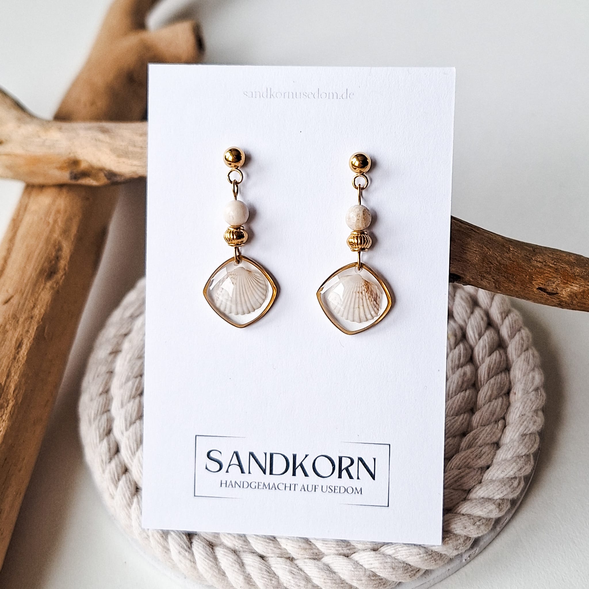 Ohrringe mit Herzmuscheln und fossilen Perlen