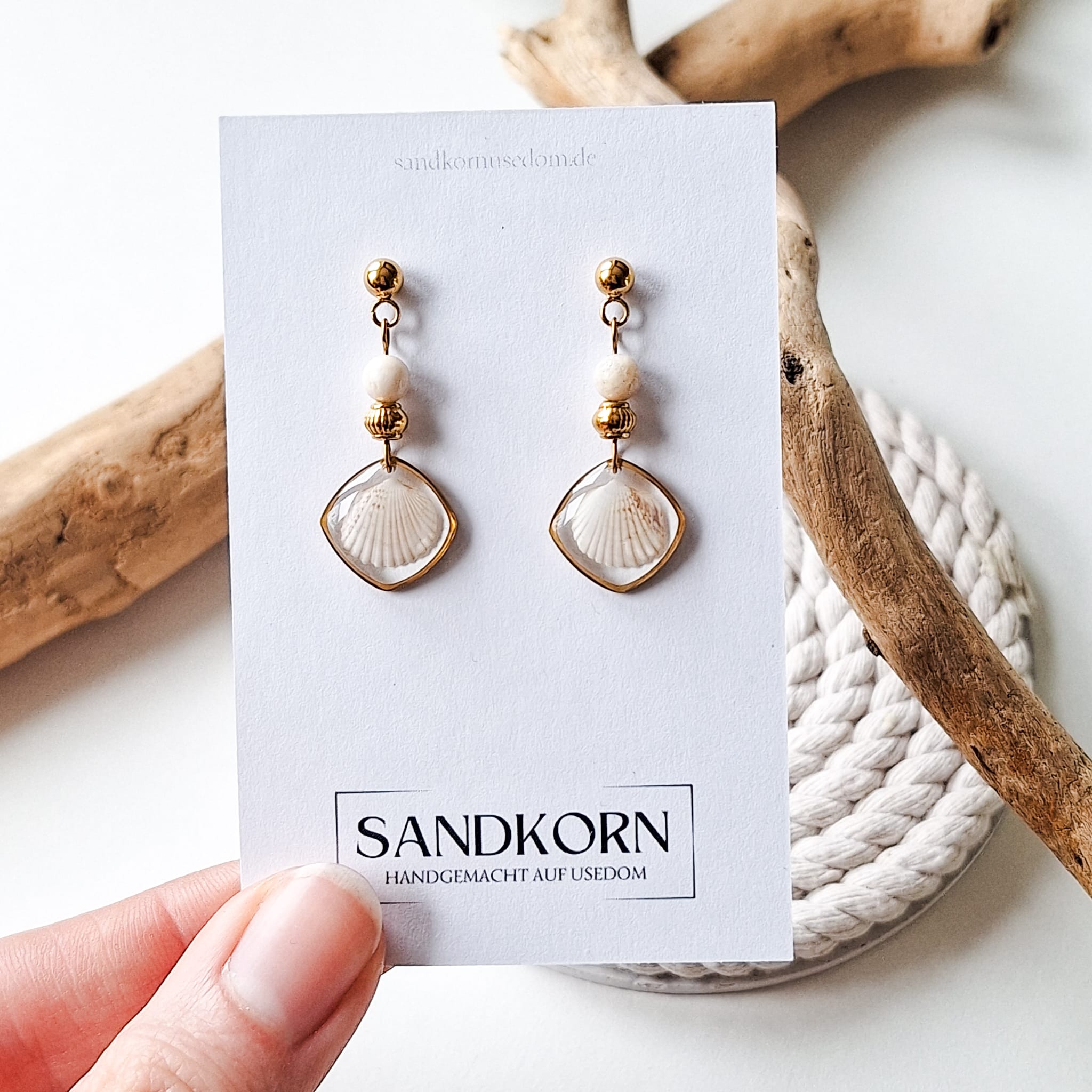 Ohrringe mit Herzmuscheln und fossilen Perlen