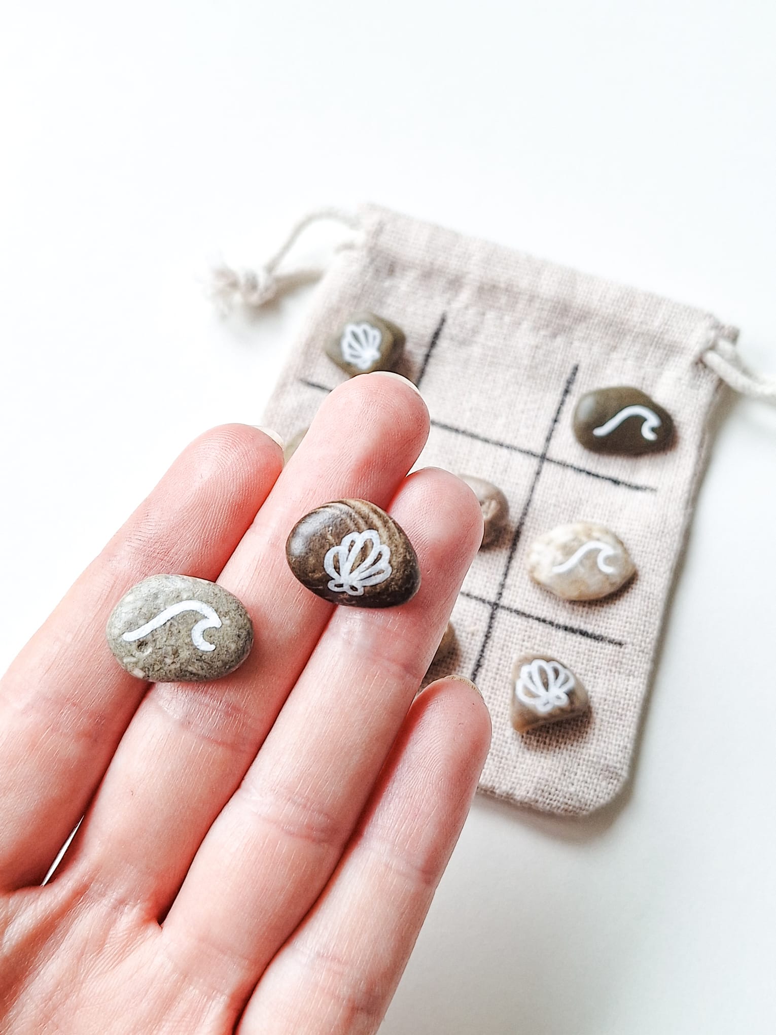 Tic-Tac-Toe-Spiel mit bemalten Ostsee-Steinen