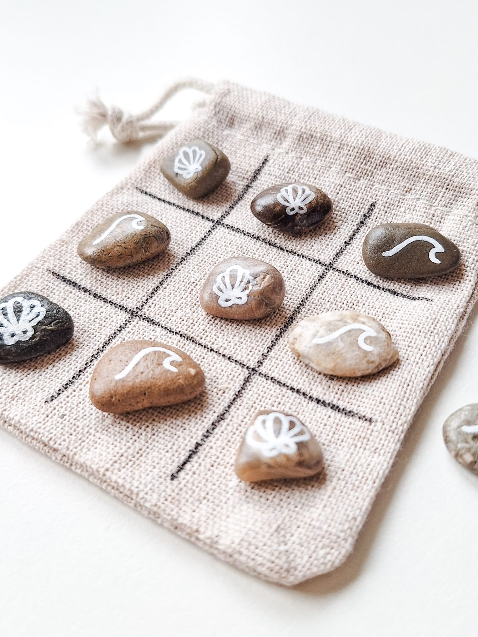 Tic-Tac-Toe-Spiel mit bemalten Ostsee-Steinen