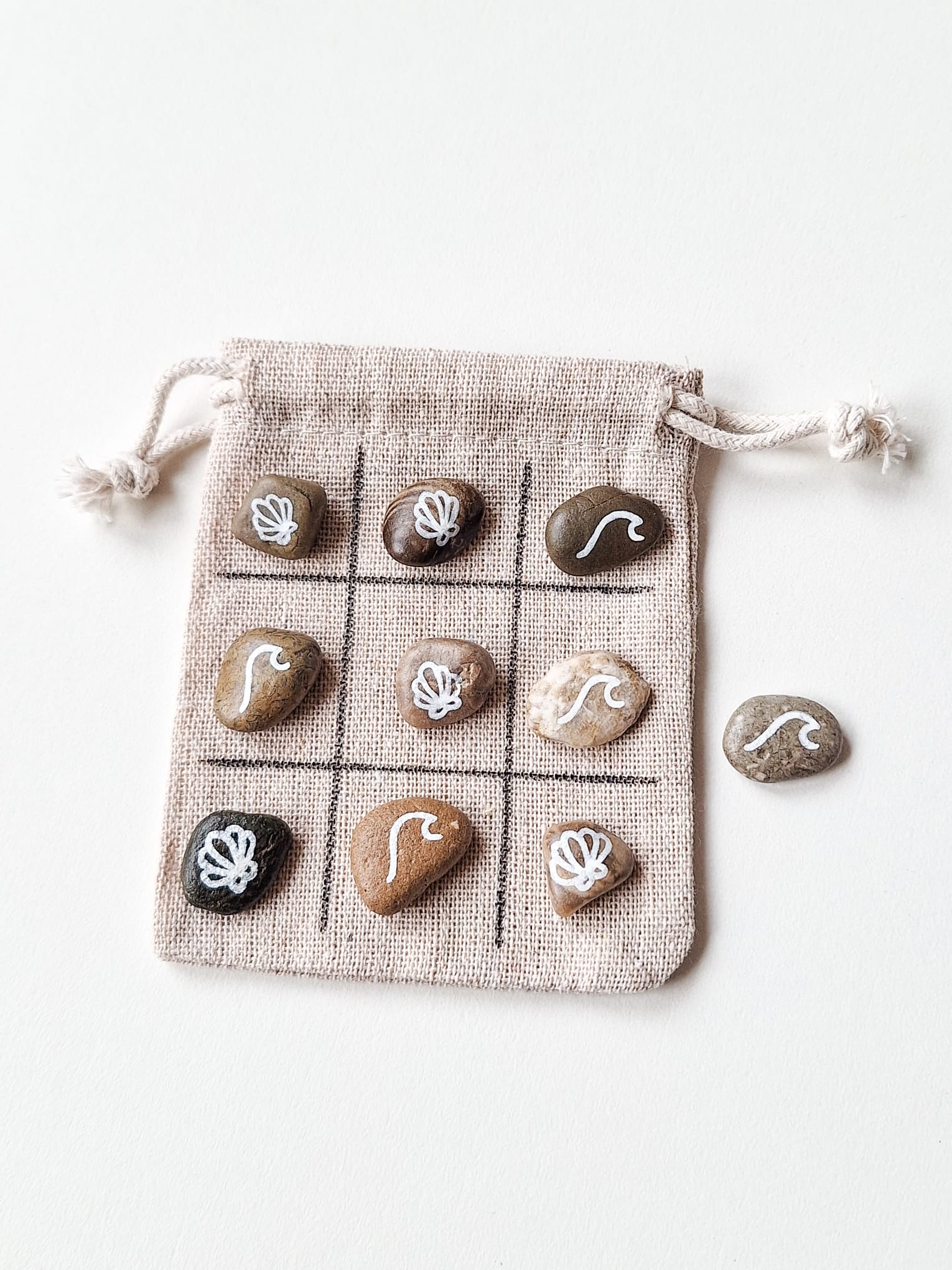 Tic-Tac-Toe-Spiel mit bemalten Ostsee-Steinen