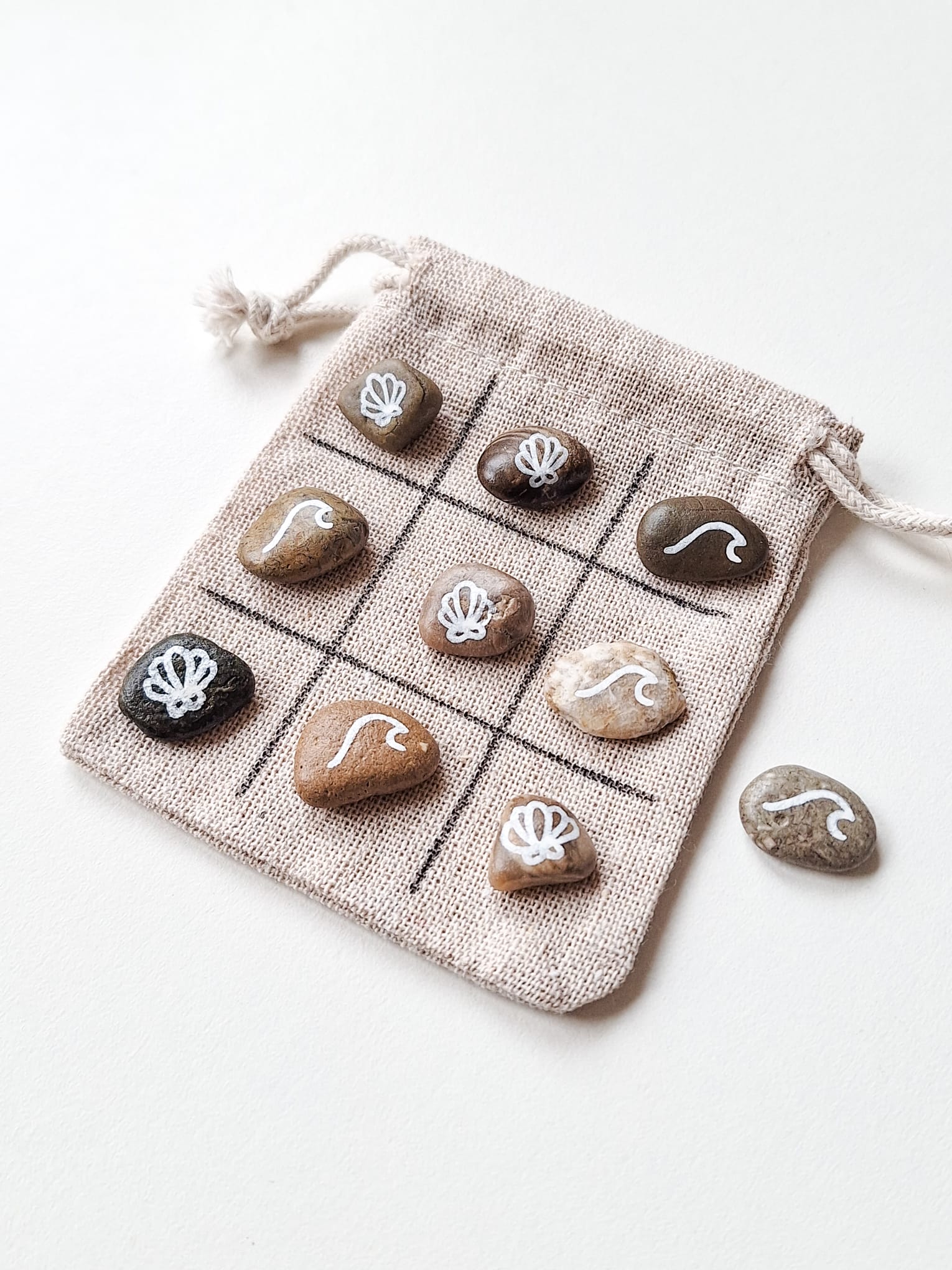 Tic-Tac-Toe-Spiel mit bemalten Ostsee-Steinen