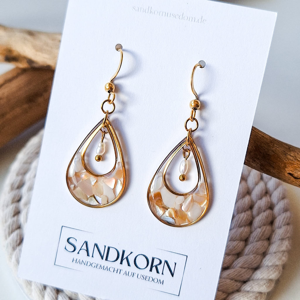 Ohrringe mit Muschelfragmenten und Süßwasserperlen | Usedom Schmuck | Meer Schmuck | Strandschmuck