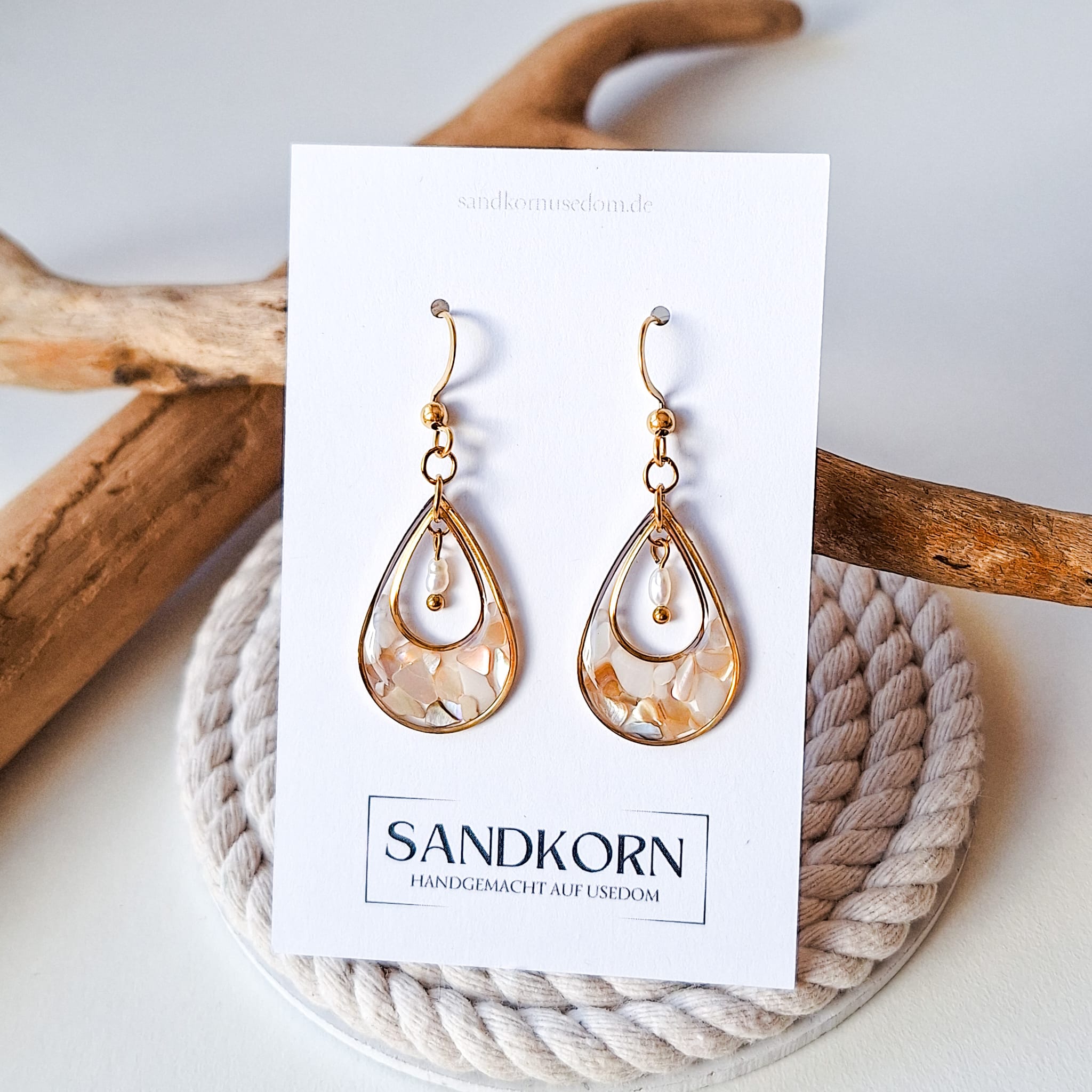 Ohrringe mit Muschelfragmenten und Süßwasserperlen | Usedom Schmuck | Meer Schmuck | Strandschmuck