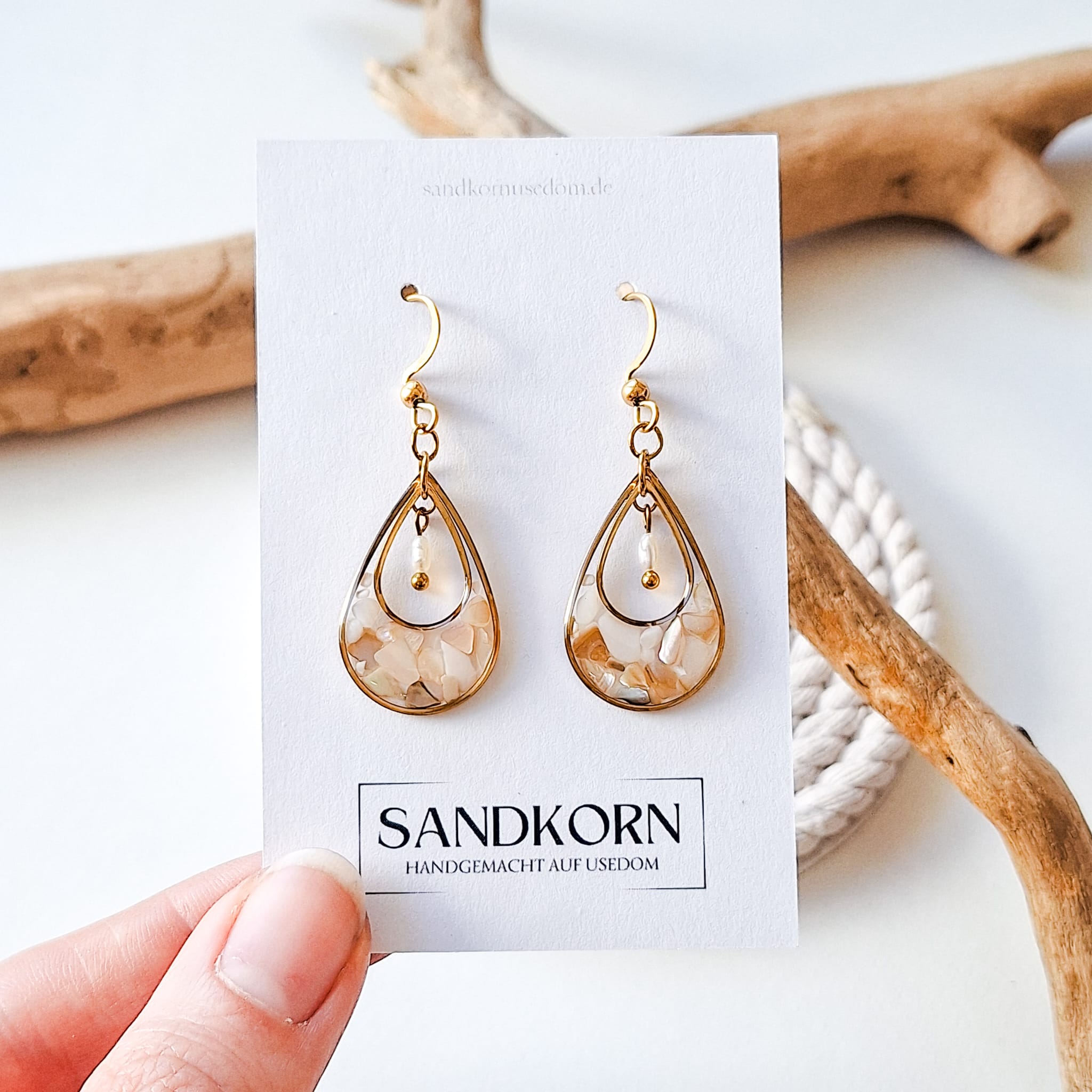 Ohrringe mit Muschelfragmenten und Süßwasserperlen | Usedom Schmuck | Meer Schmuck | Strandschmuck