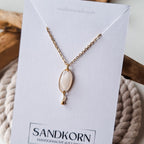 Halskette mit Sandklaffmuschel und Süßwasserperle