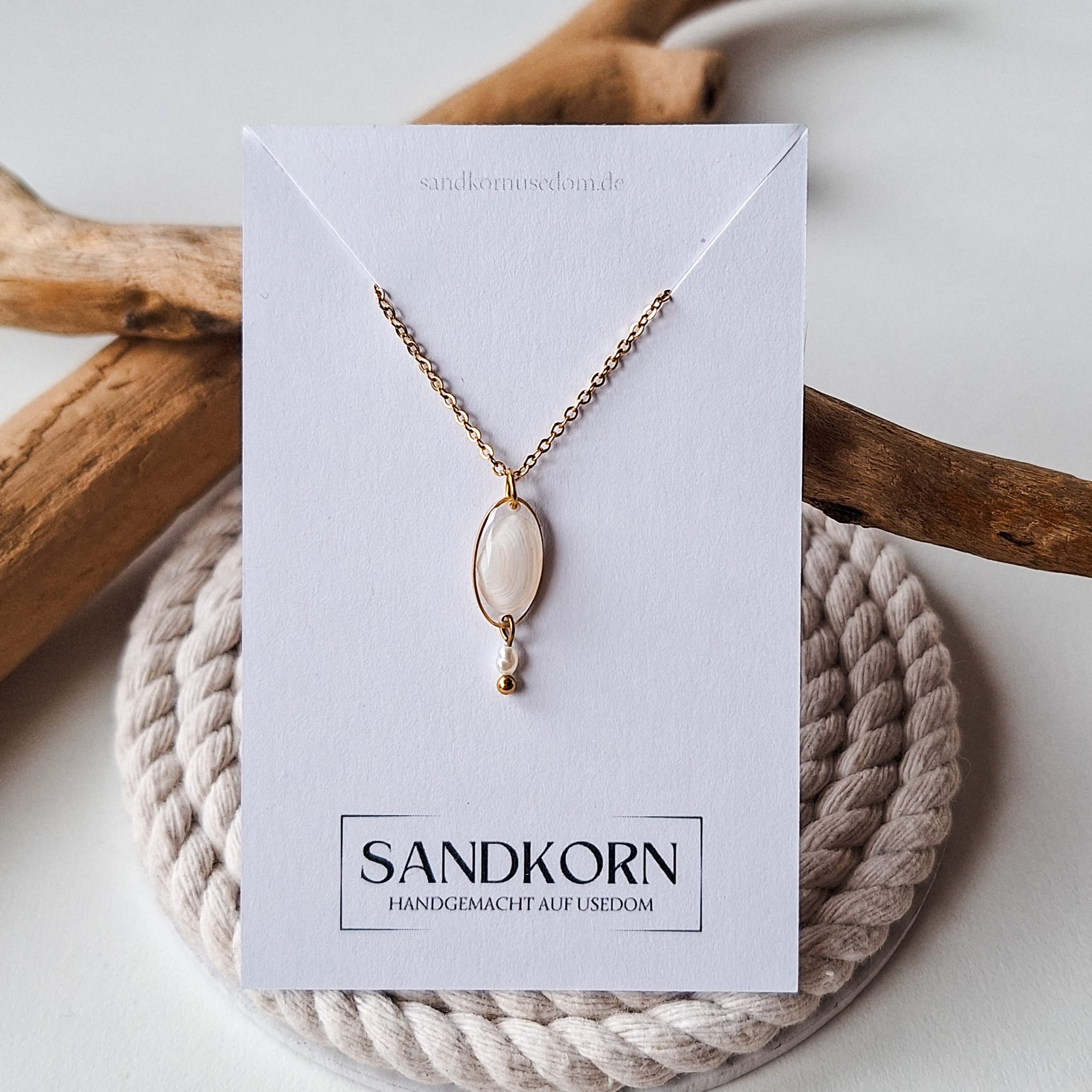 Halskette mit Sandklaffmuschel und Süßwasserperle