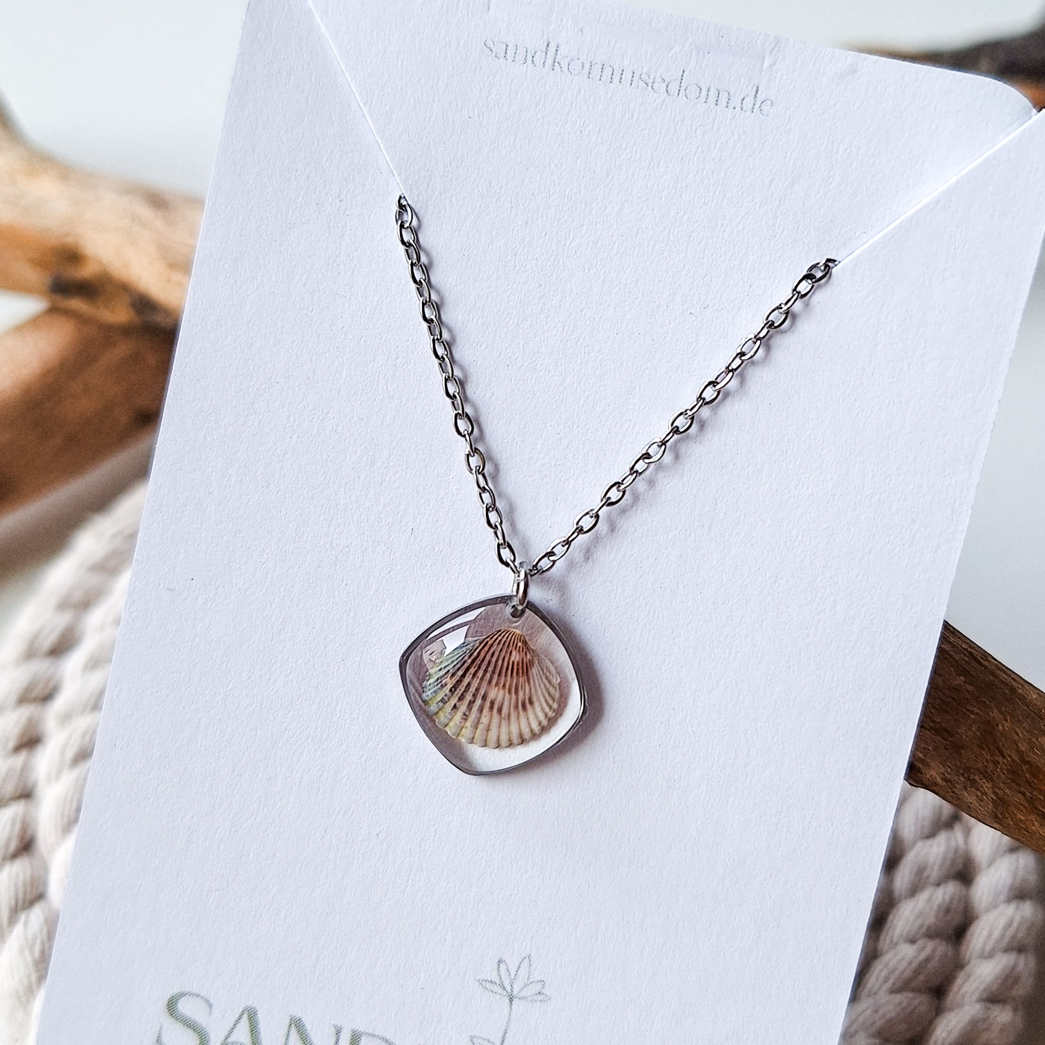 Necklace with pink flat shell