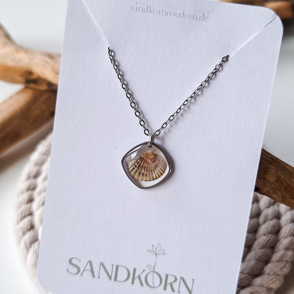 Necklace with pink flat shell