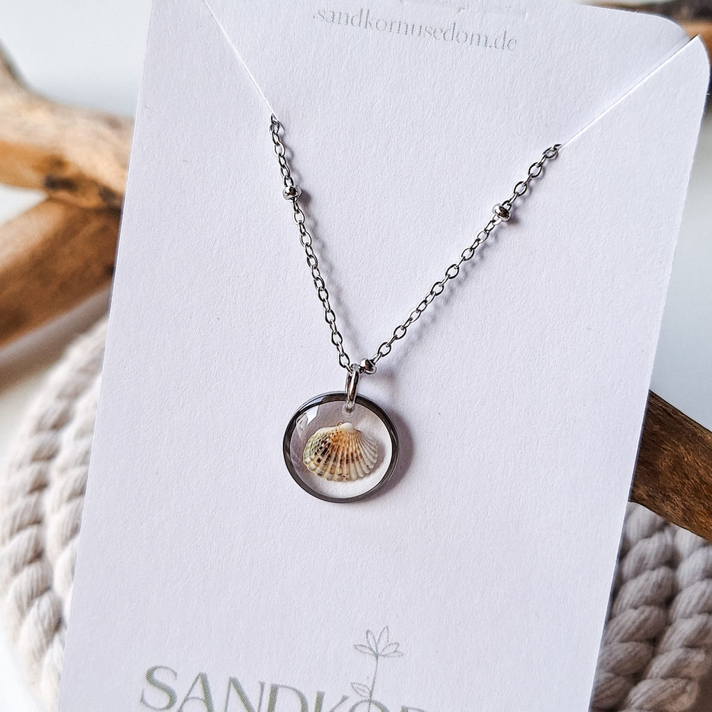Necklace with pink flat shell
