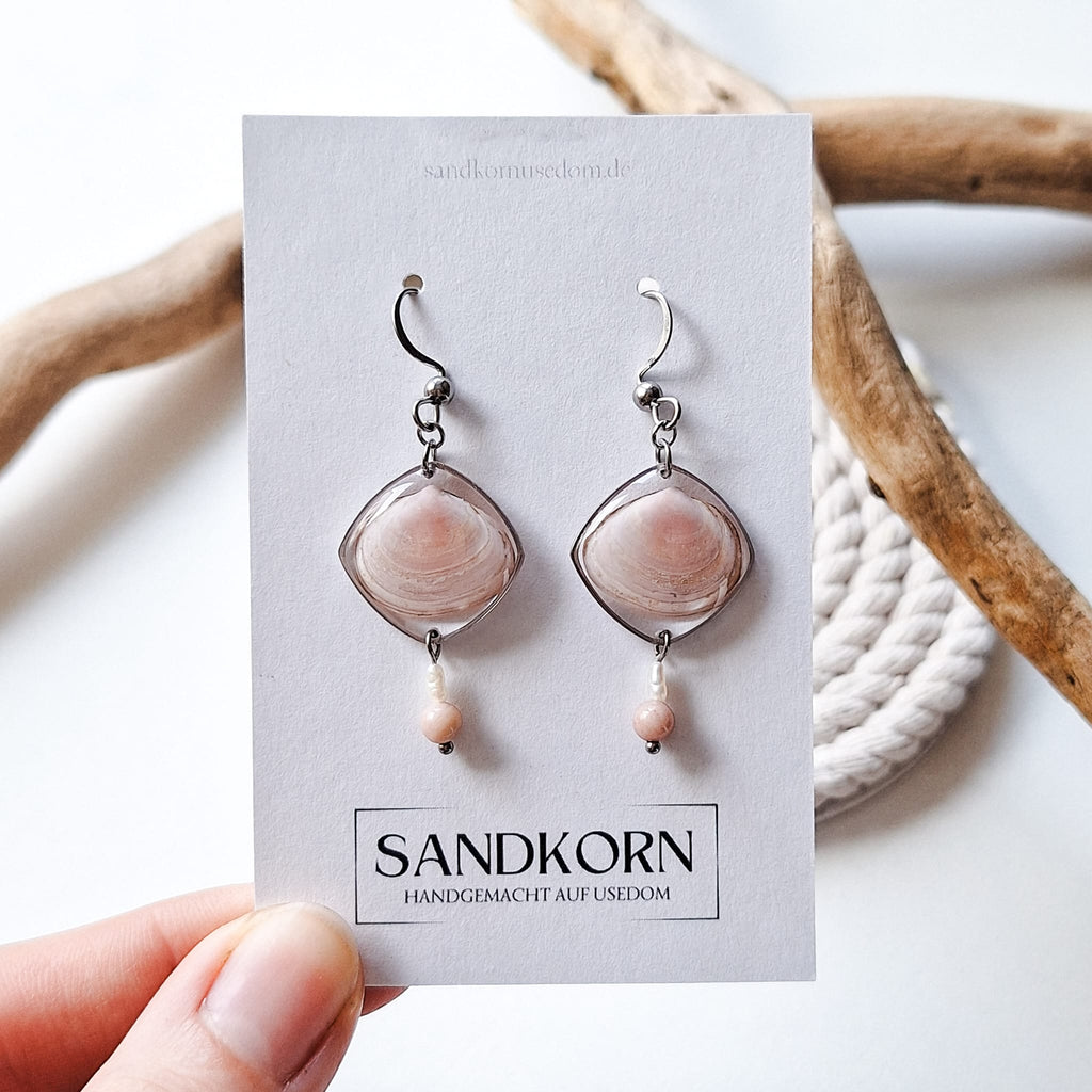 Earrings with seashells and freshwater pearls