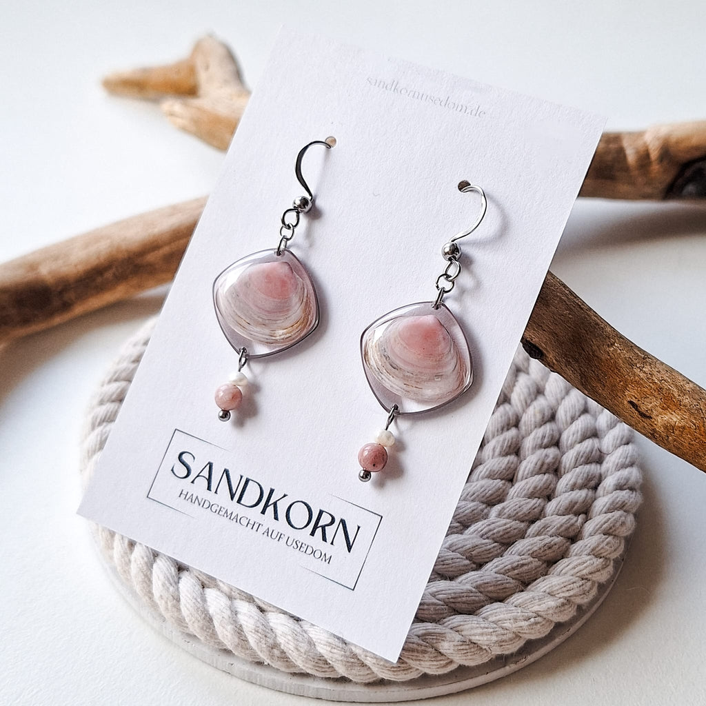 Earrings with seashells and freshwater pearls
