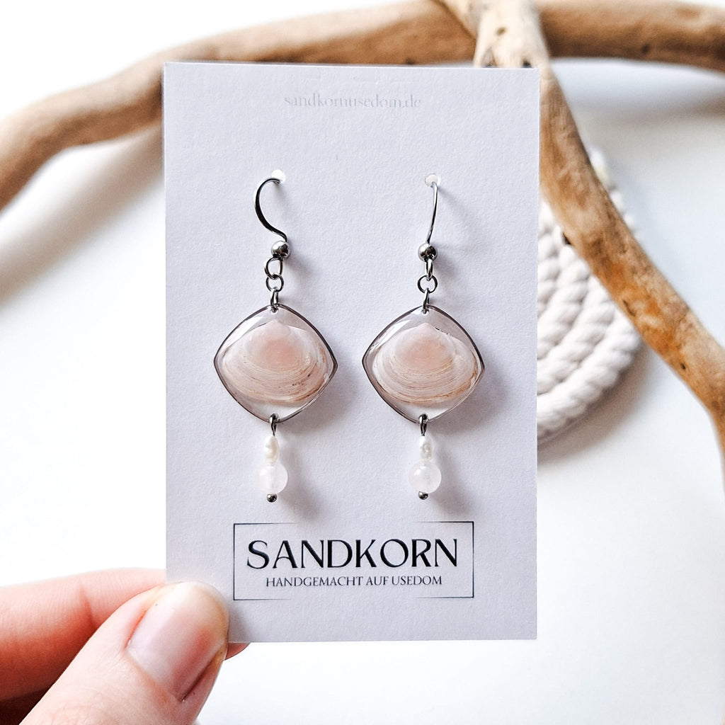 Earrings with seashells and freshwater pearls