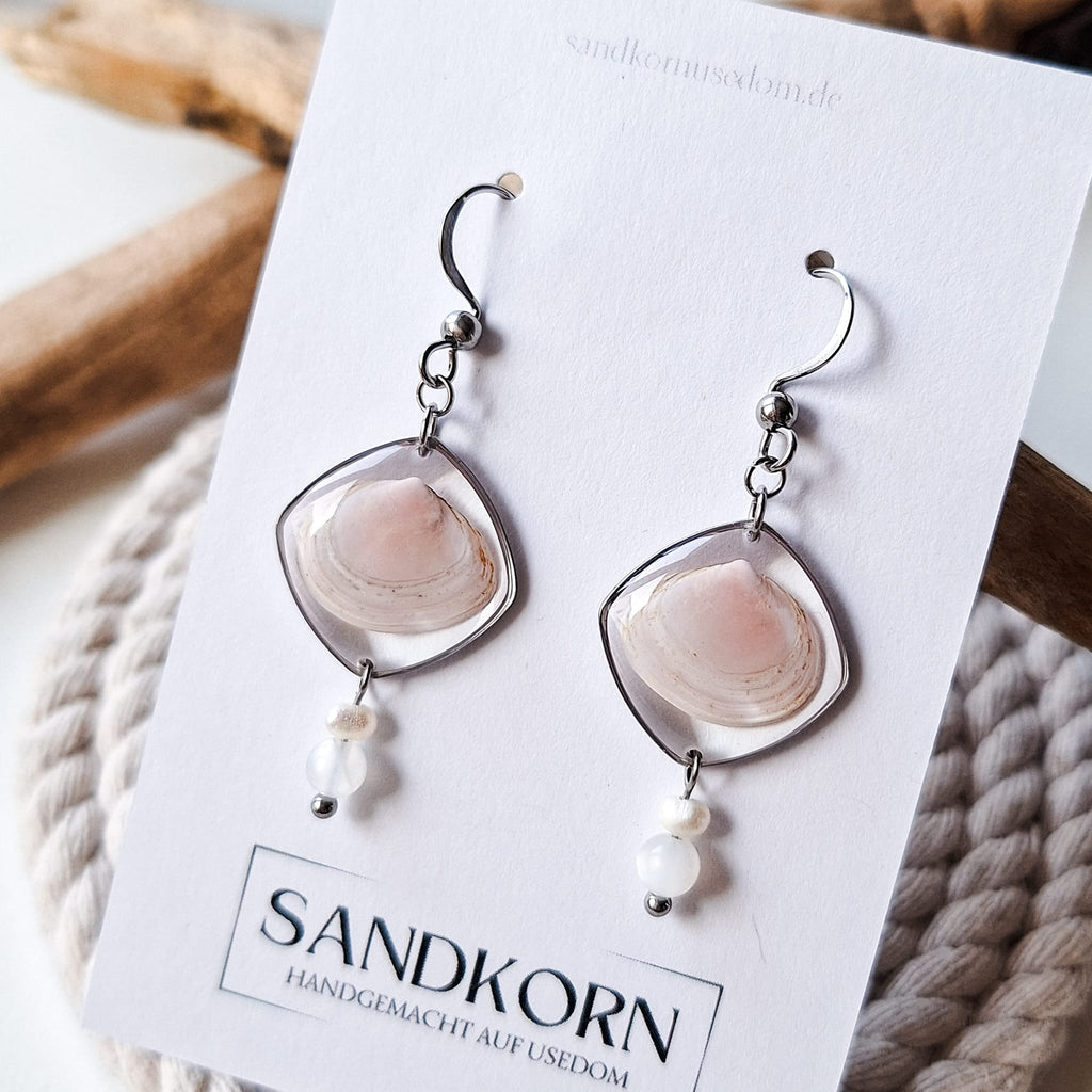 Earrings with seashells and freshwater pearls