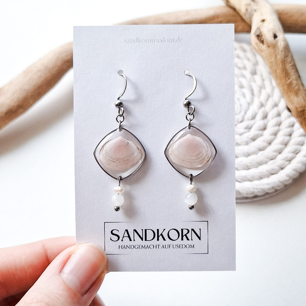 Earrings with seashells and freshwater pearls
