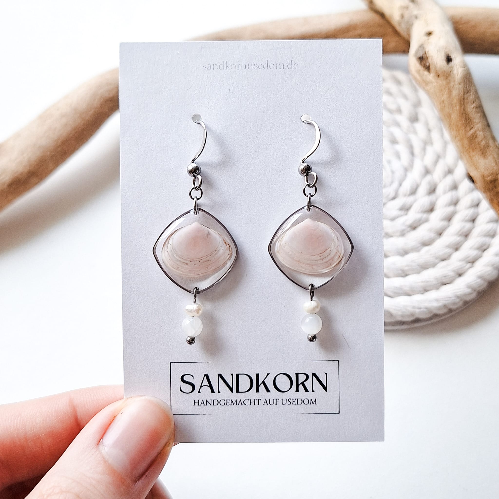 Earrings with seashells and freshwater pearls
