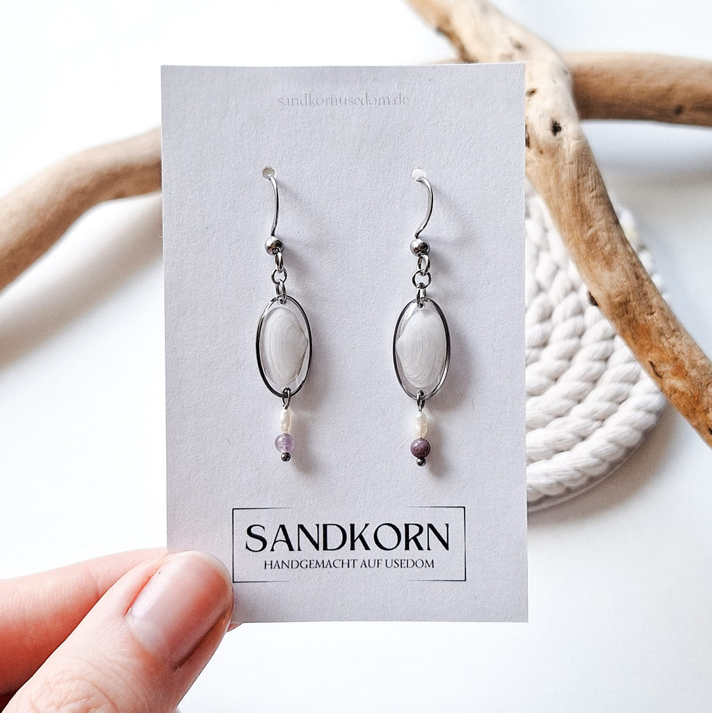Earrings with cockle shells and freshwater pearls