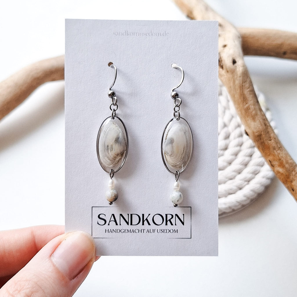 Earrings with cockle shells and freshwater pearls