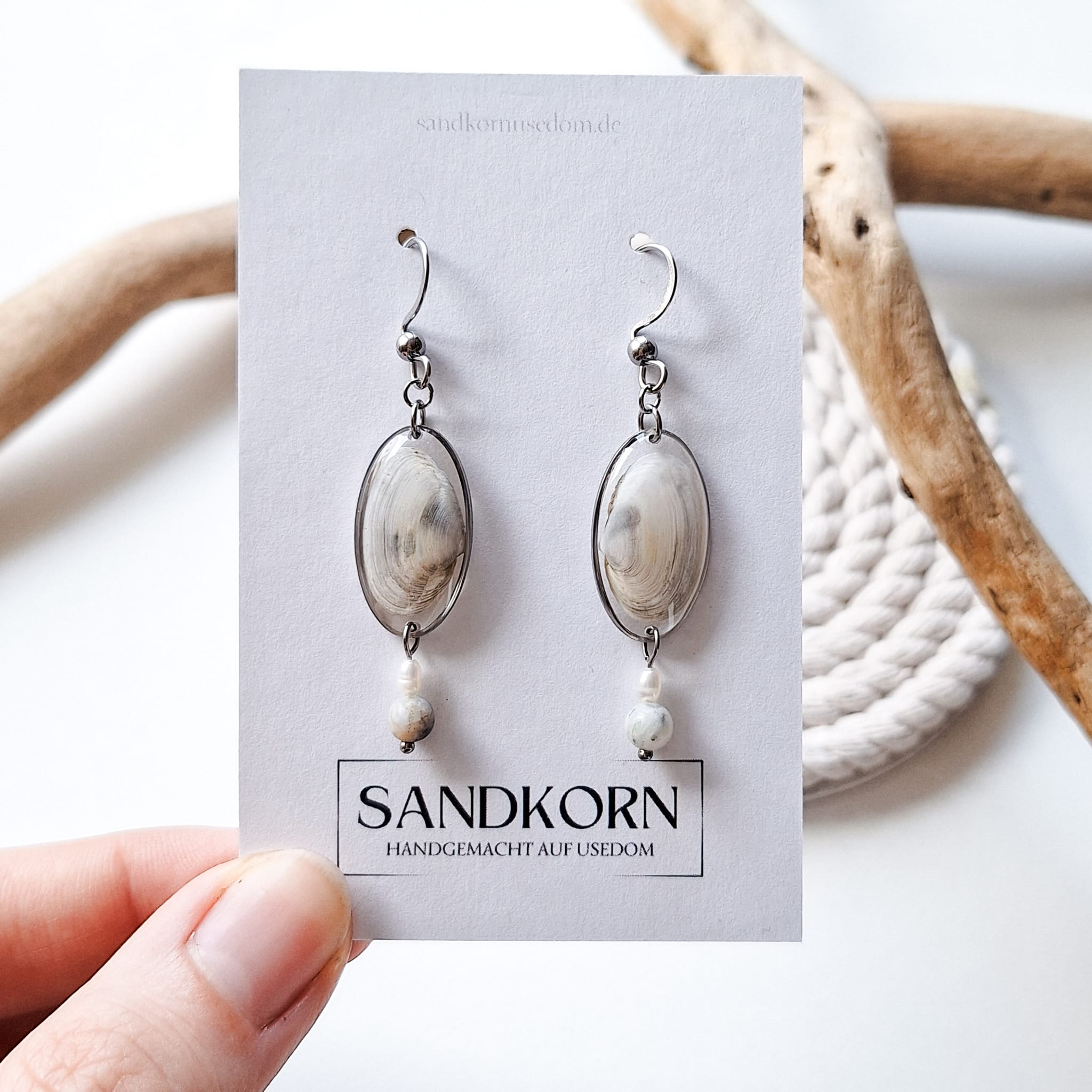 Earrings with cockle shells and freshwater pearls