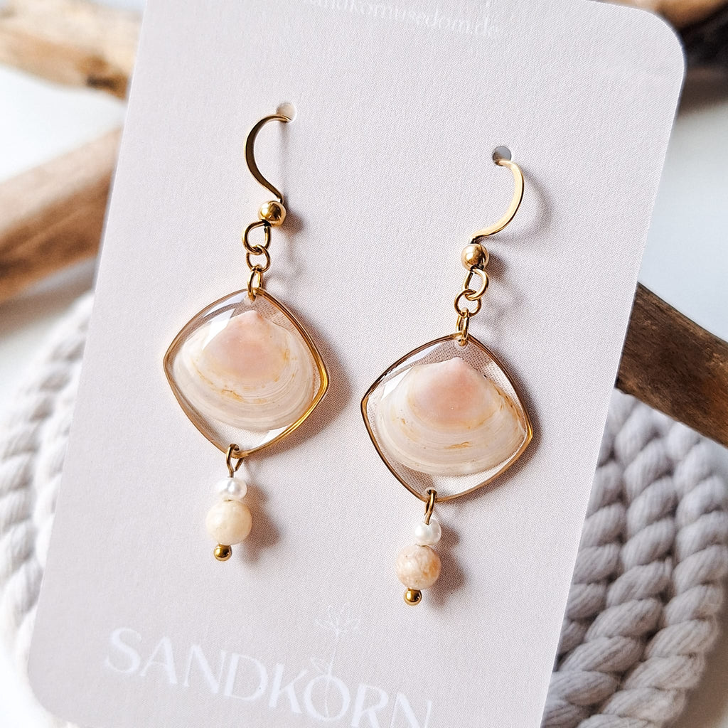 Earrings with seashells and freshwater pearls