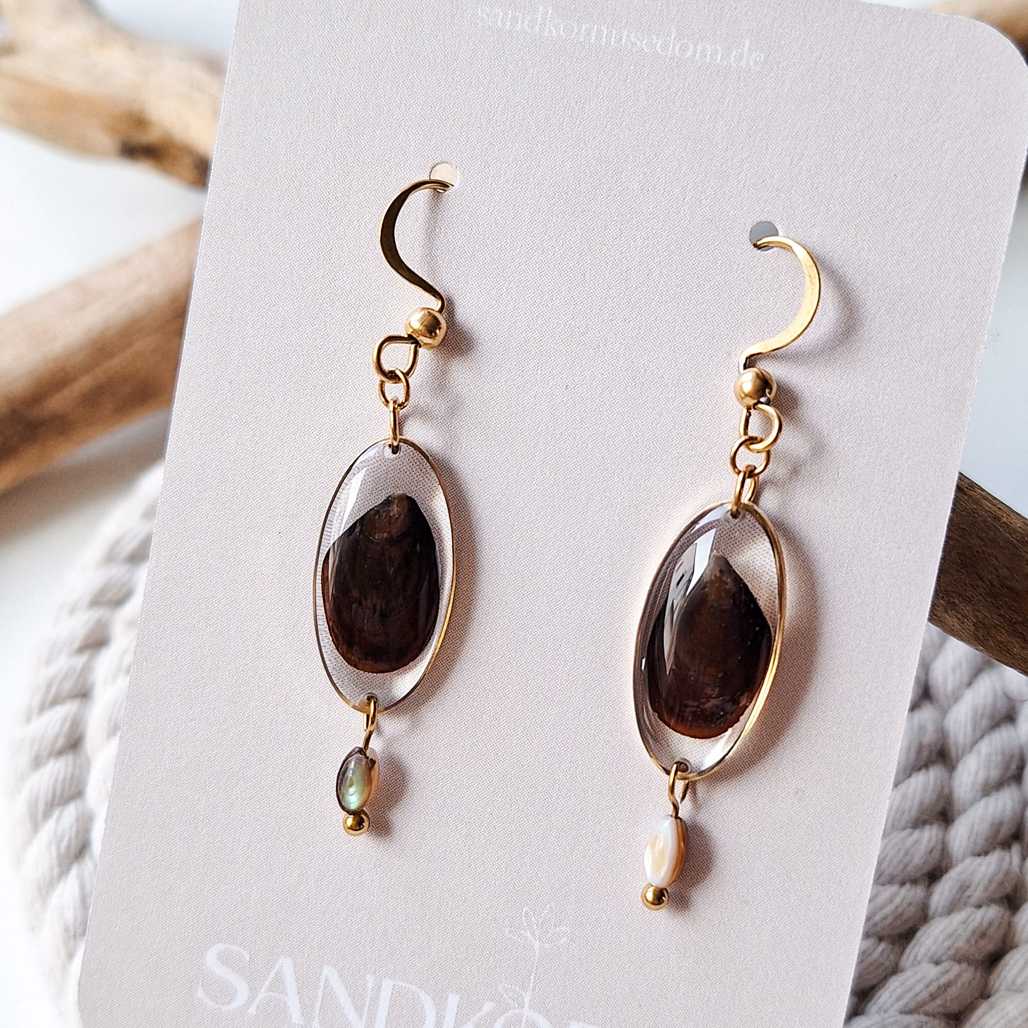 Earrings with cockle shells and freshwater pearls