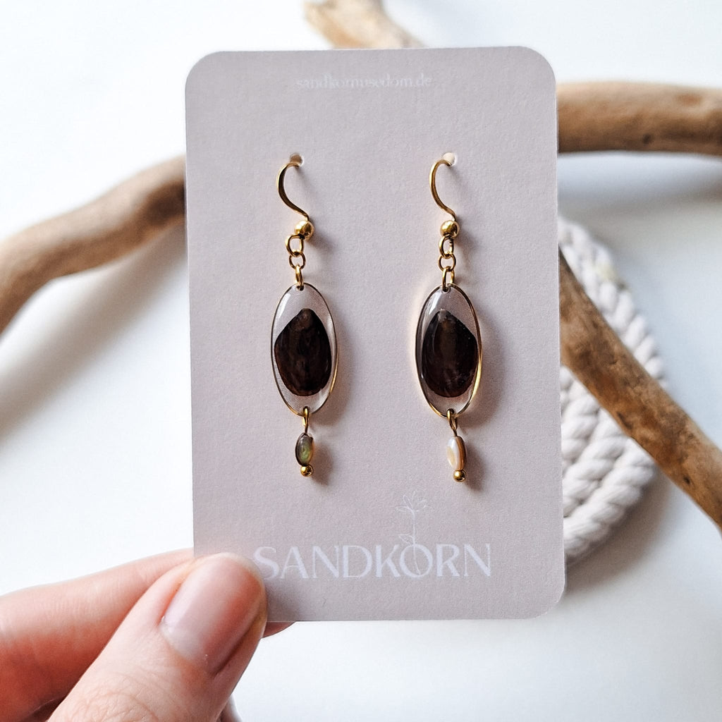 Earrings with cockle shells and freshwater pearls