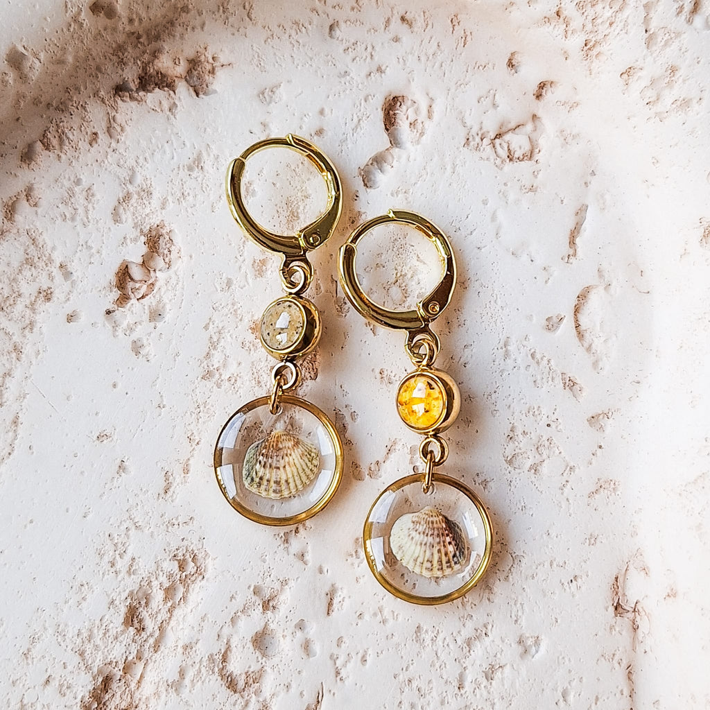 Ohrringe mit Herzmuscheln, Strandsand und Bernstein