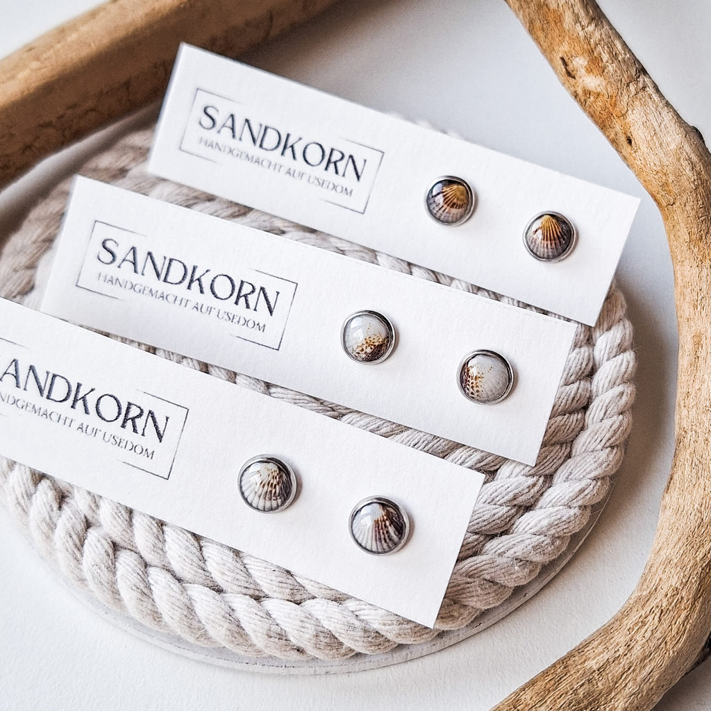 Heart-shaped stud earrings - silver, 8 mm