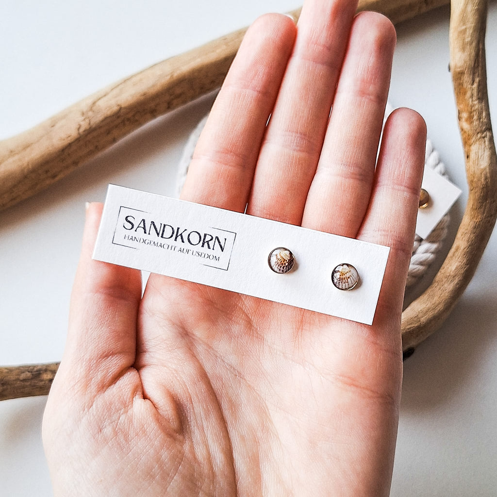 Heart-shaped stud earrings - Gold 7 mm