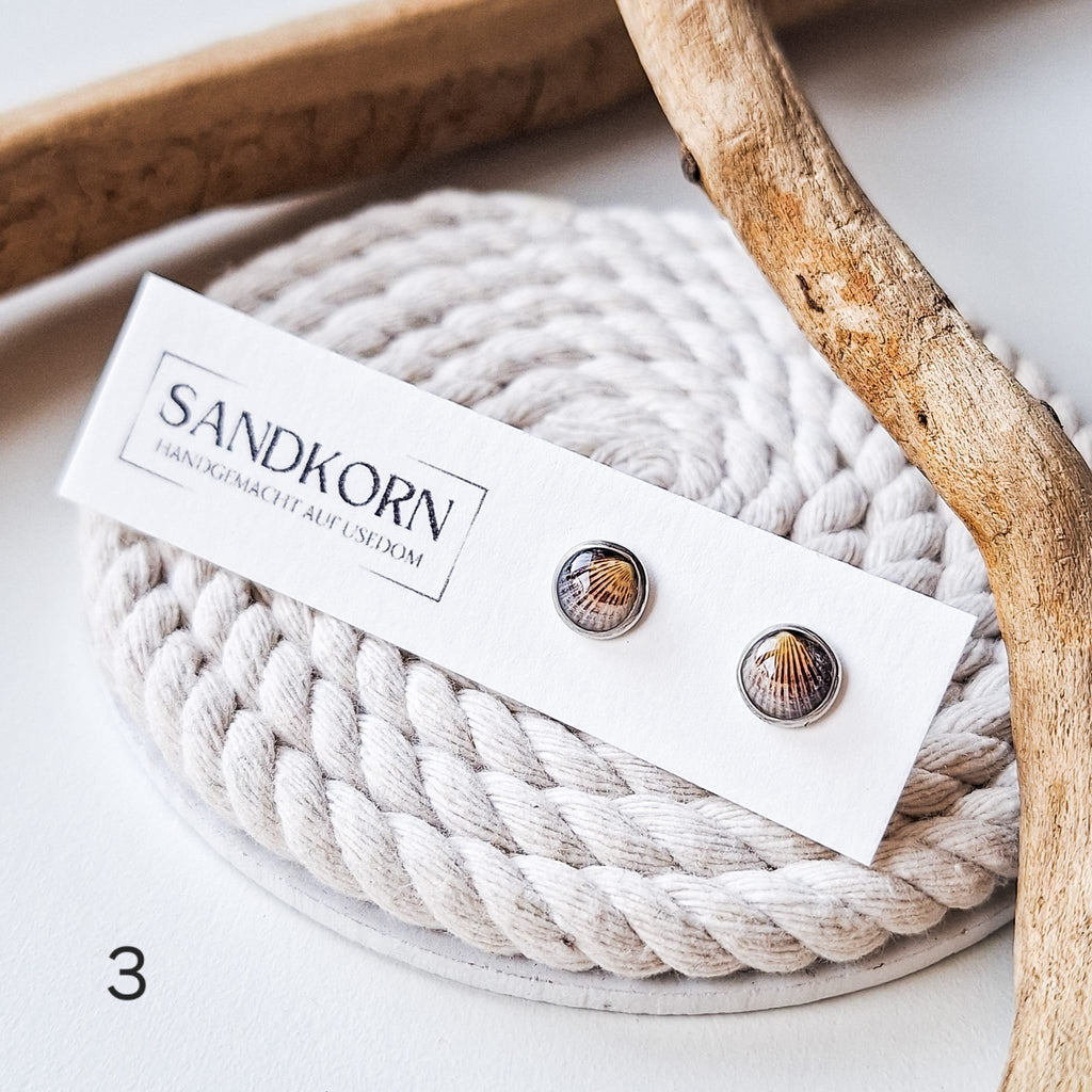 Heart-shaped stud earrings - silver, 8 mm