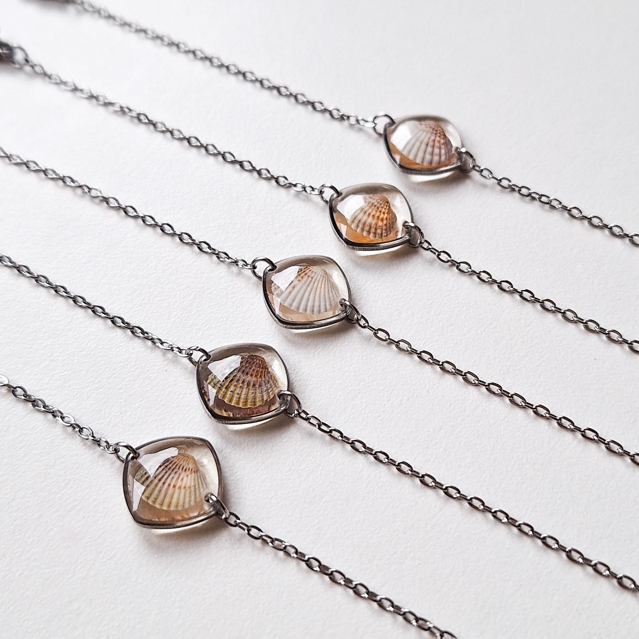 Bransoletka z muszlą w kształcie serca - srebrna