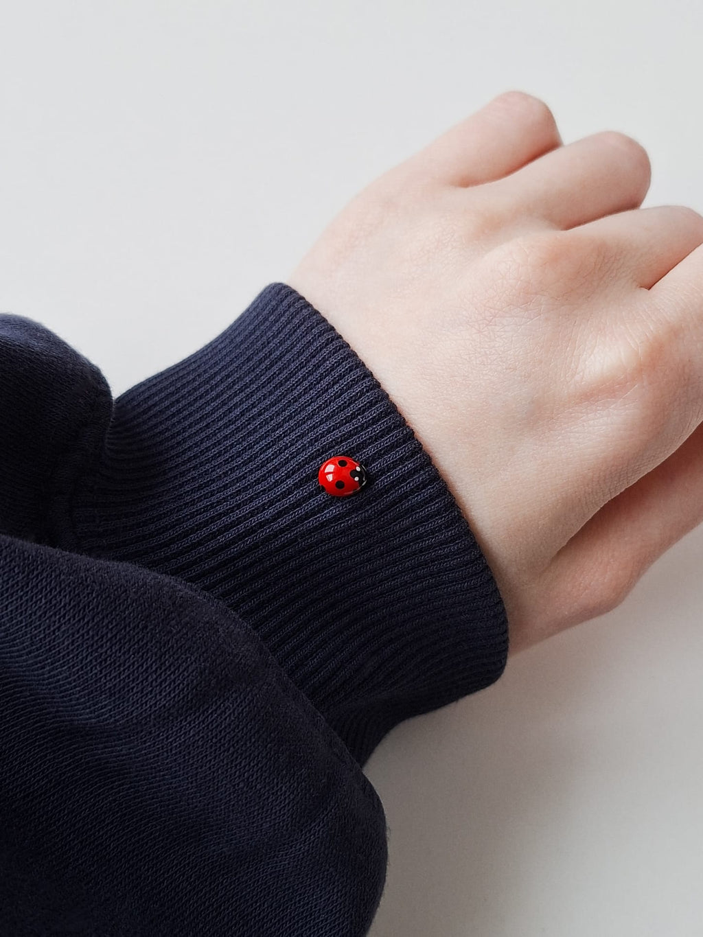 Realistischer Marienkäfer Pin, Marienkäfer Brosche, Anstecknadel, handgemacht aus Fimo, kleiner Glücksbringer als Geschenkidee, Geschenk zum Muttertag, kleines Geschenk, kleine Aufmerksamkeit, Usedom Schmuck, Ostsee Geschenk, Partner Geschenkidee, Paar Schmuck, Brautjungfern Schmuck Brosche, Geschenk für Hochzeitsgäste, Hochzeit Gastgeschenke, Made in Germany, handgefertigt an der Ostsee, Beste Freundin Geschenk, Freundschaft Geschenk, Freundschaftsarmband - Sandkorn Usedom