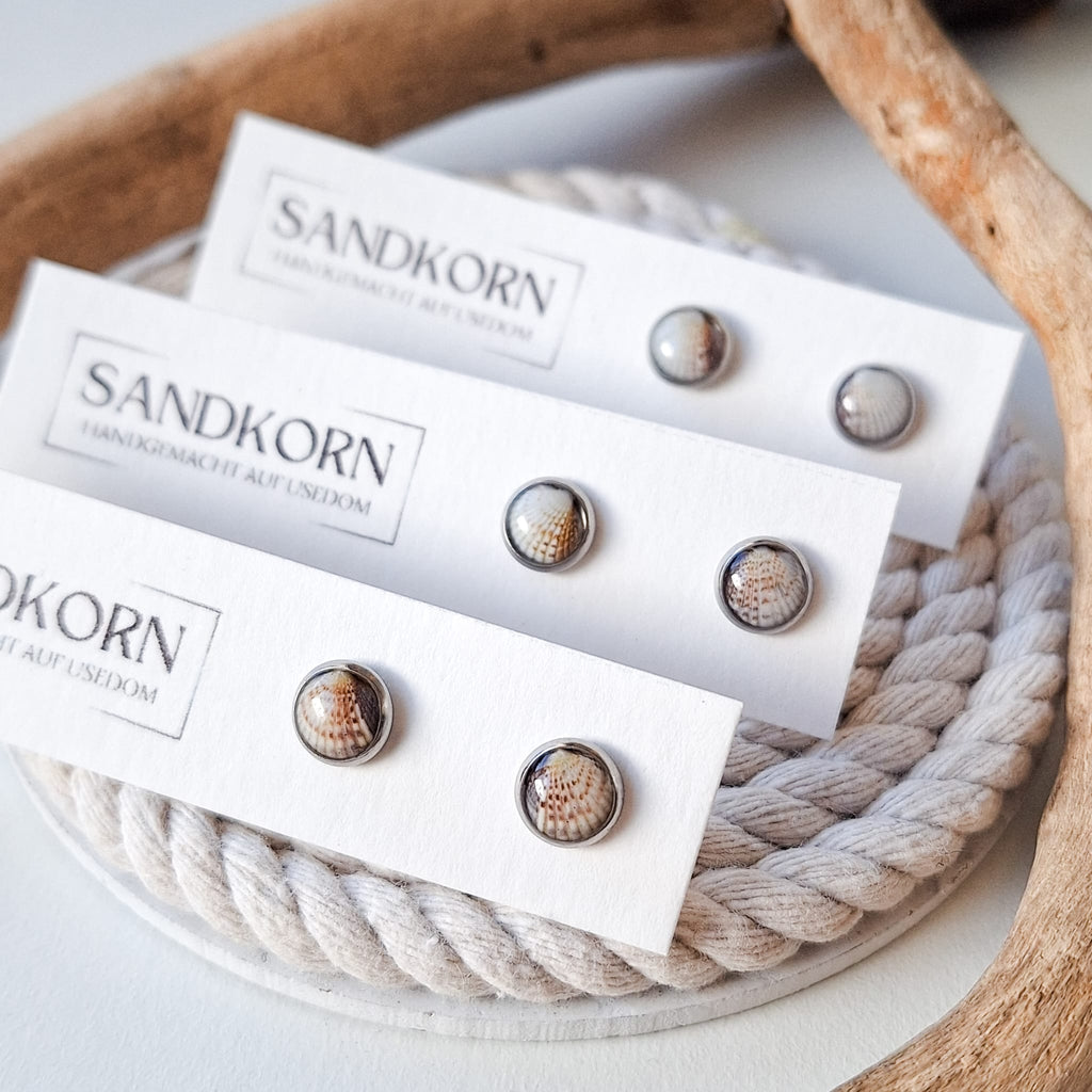 Mini-Ohrstecker mit Herzmuscheln - Silber 8 mm - SANDKORN Usedom 