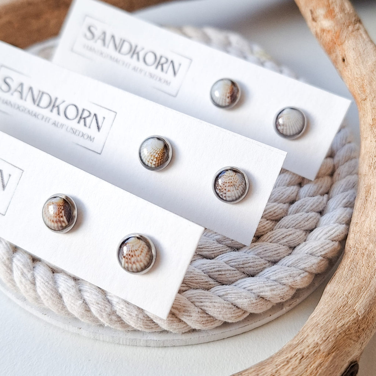 Mini-Ohrstecker mit Herzmuscheln - Silber 8 mm - SANDKORN Usedom 