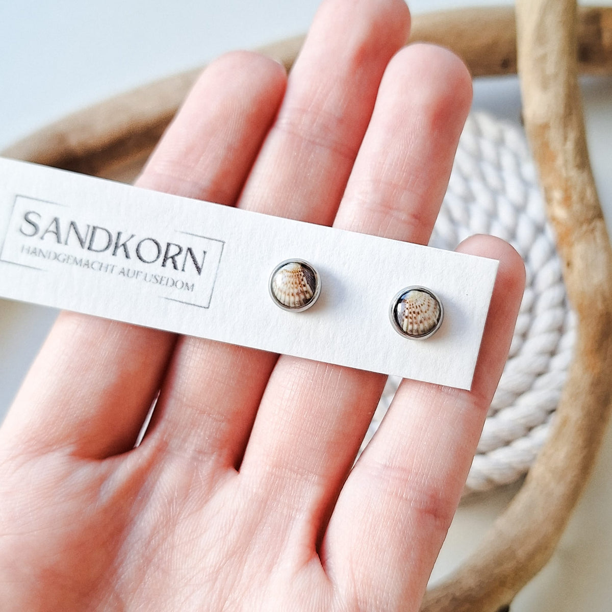 Mini-Ohrstecker mit Herzmuscheln - Silber 8 mm - SANDKORN Usedom 
