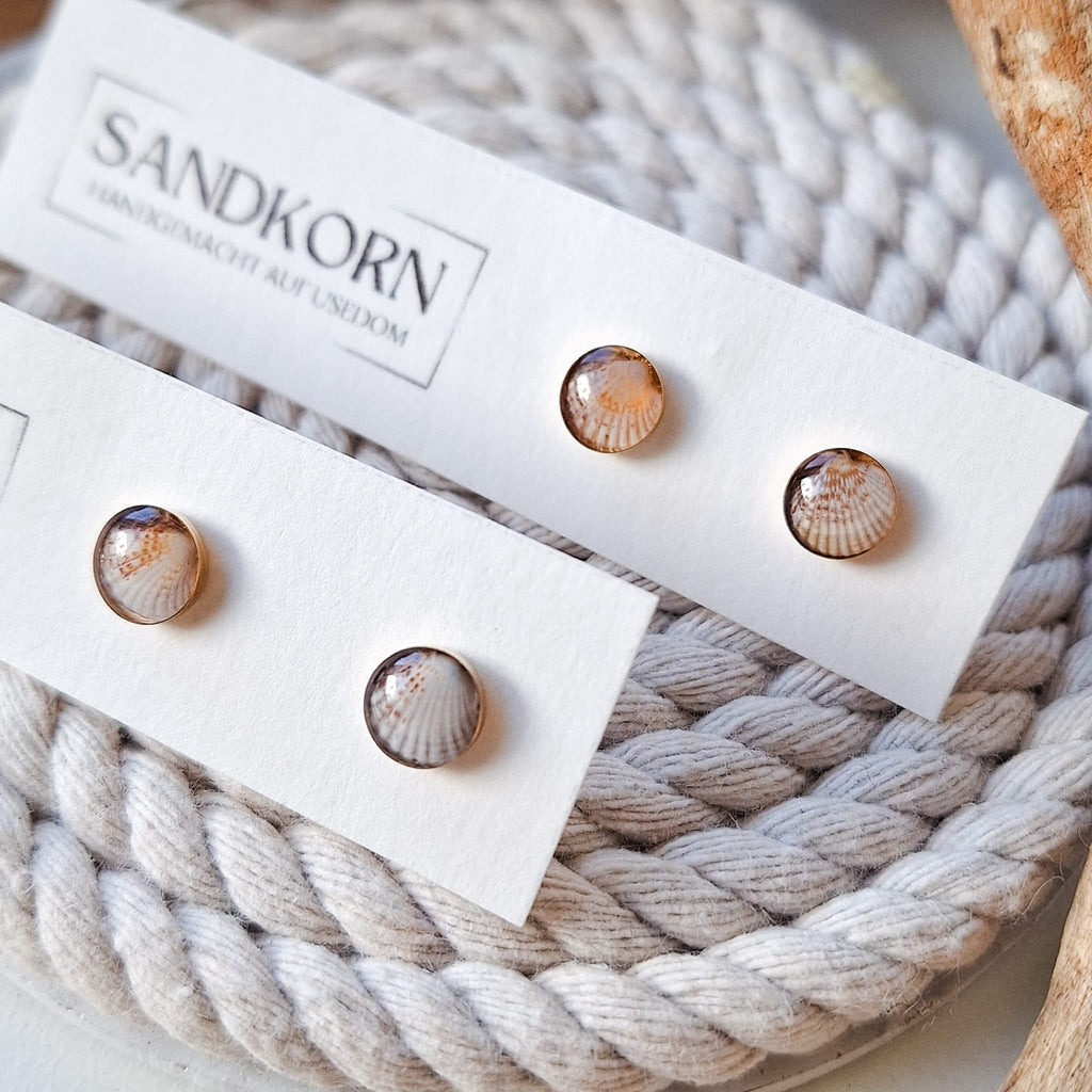 Mini-Ohrstecker mit Herzmuscheln - Gold 7 mm - SANDKORN Usedom 
