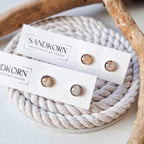 Mini-Ohrstecker mit Herzmuscheln - Gold 7 mm - SANDKORN Usedom 