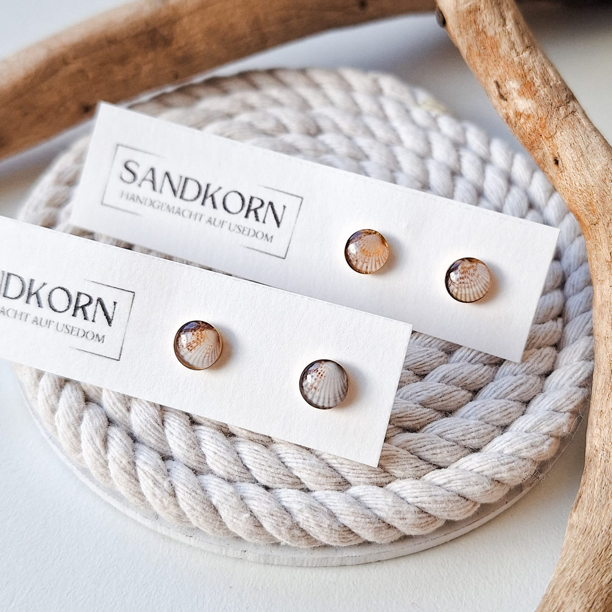 Mini-Ohrstecker mit Herzmuscheln - Gold 7 mm - SANDKORN Usedom 