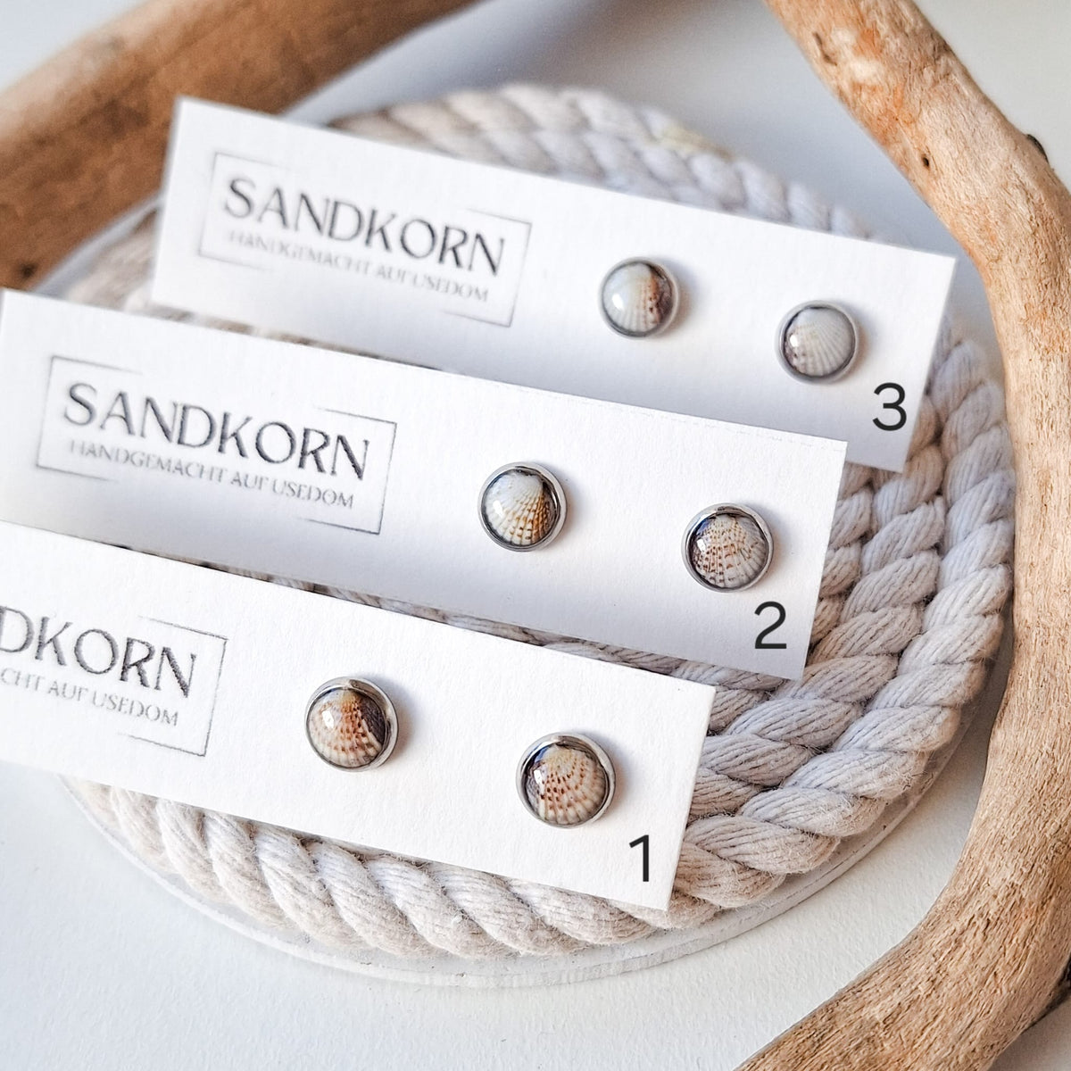 Mini-Ohrstecker mit Herzmuscheln - Silber 8 mm - SANDKORN Usedom 