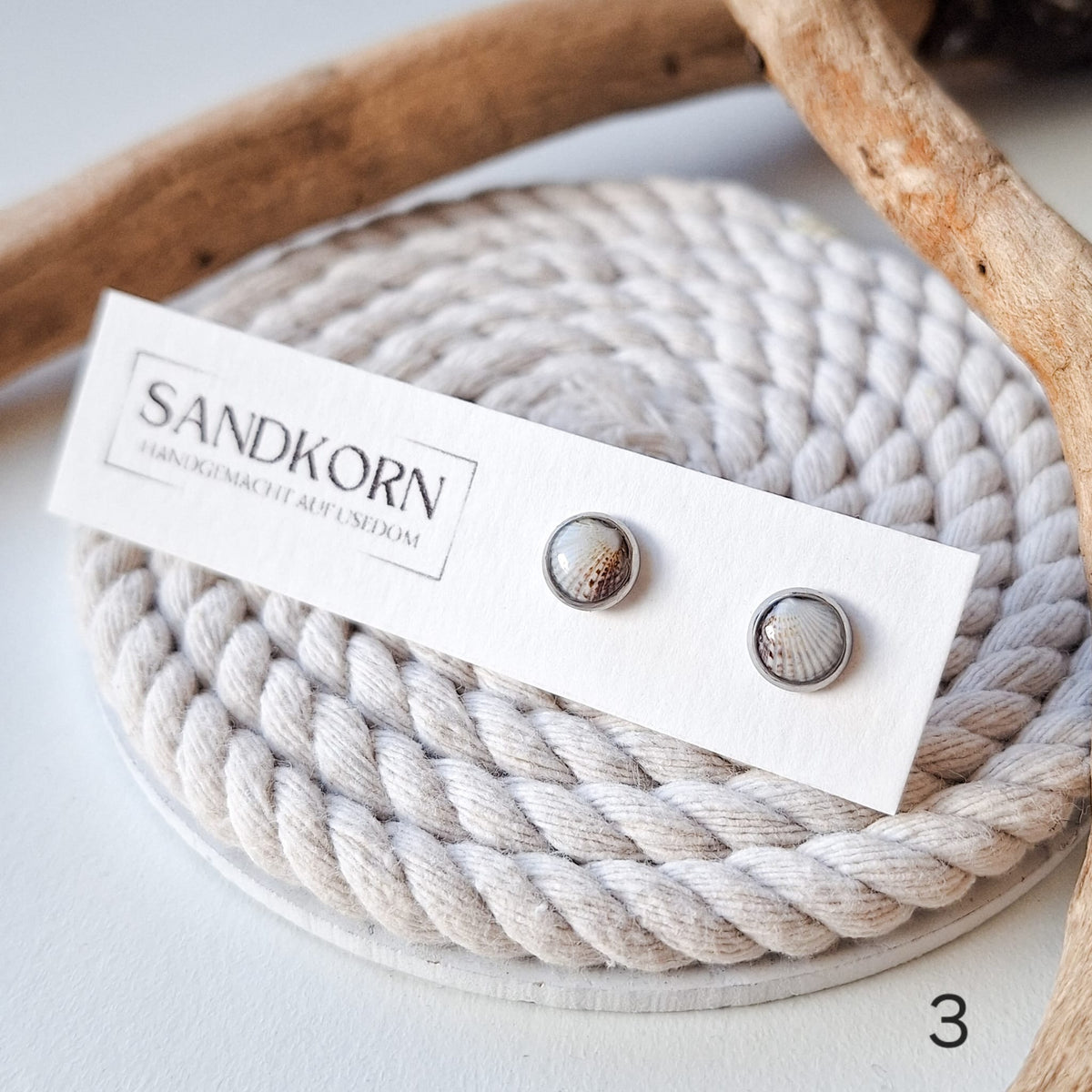 Mini-Ohrstecker mit Herzmuscheln - Silber 8 mm - SANDKORN Usedom 