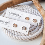 Mini-Ohrstecker mit Herzmuscheln - Gold 7 mm - SANDKORN Usedom 
