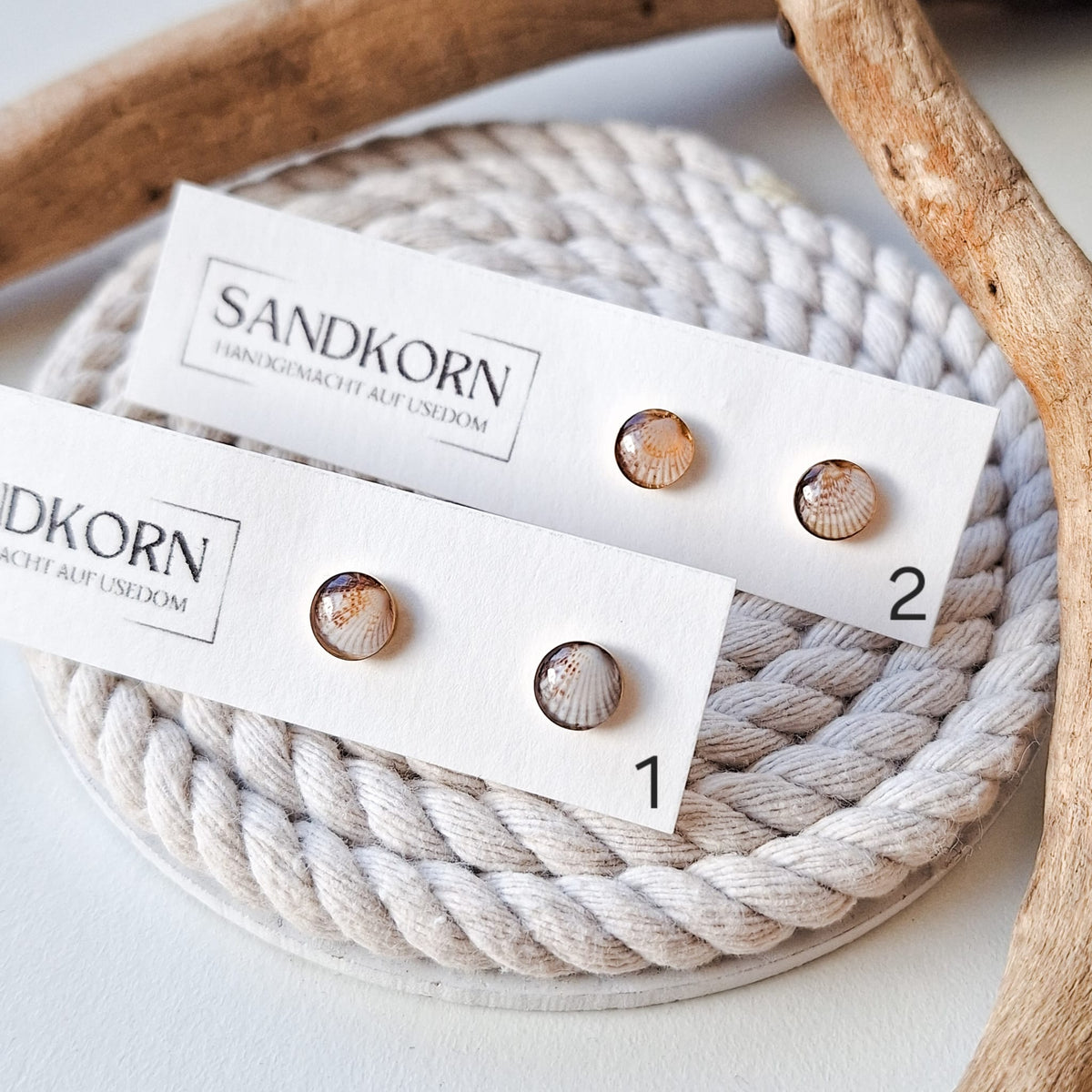 Mini-Ohrstecker mit Herzmuscheln - Gold 7 mm - SANDKORN Usedom 