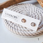 Mini-Ohrstecker mit Herzmuscheln - Gold 7 mm - SANDKORN Usedom 